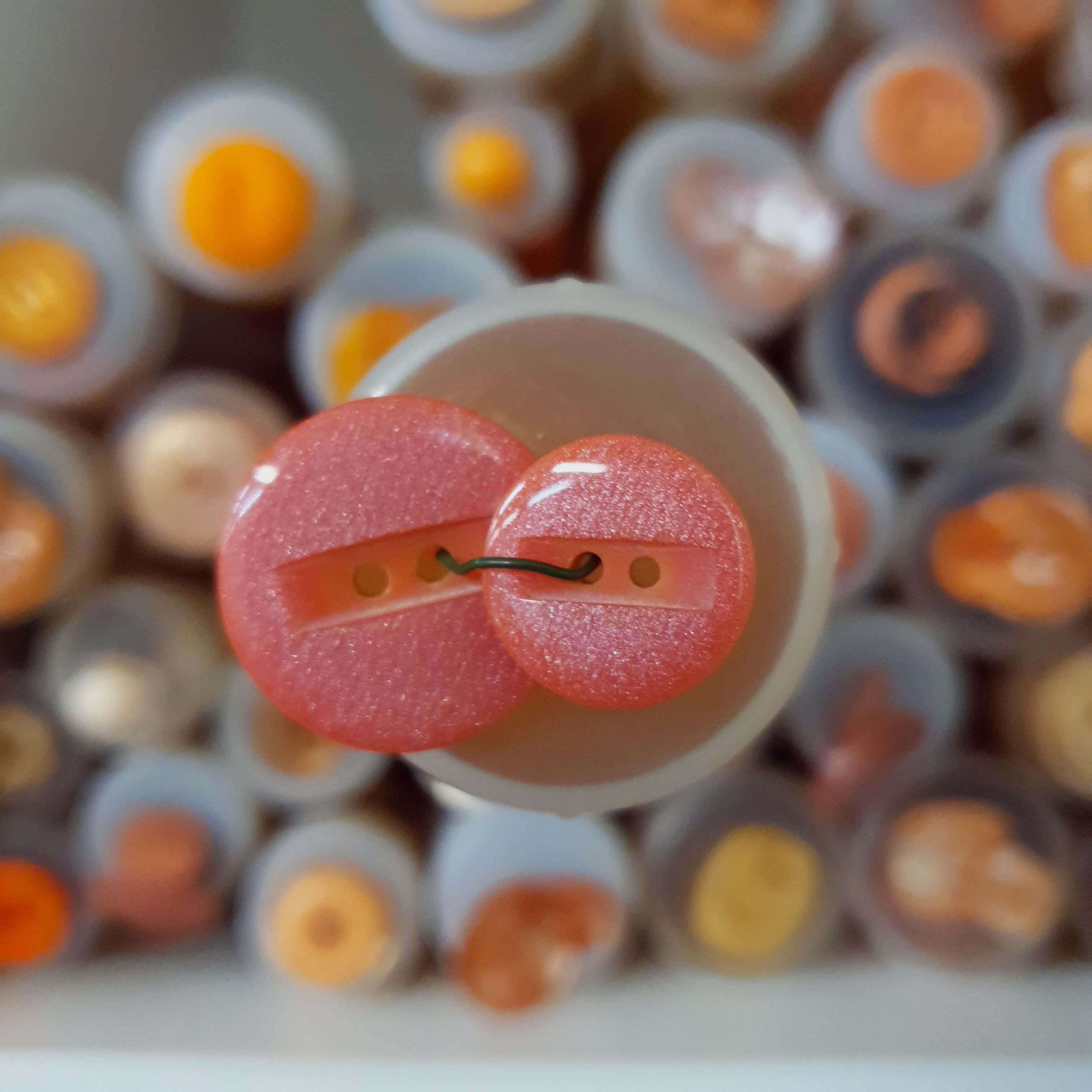 Ružovo oranž lososový okrúhly gombík menší cca 1,5cm
