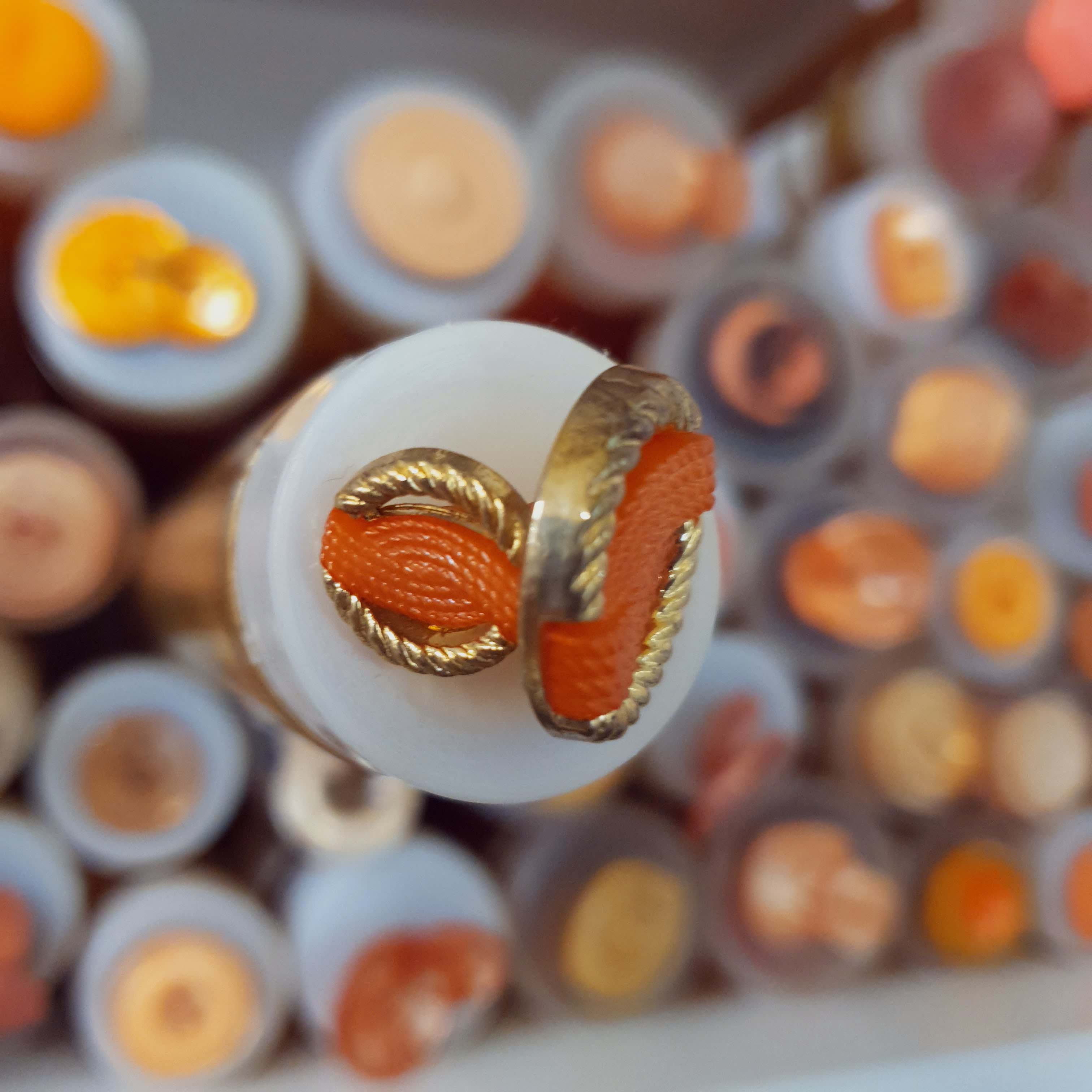 Oranžový gombík okrúhly menší cca 1,2cm