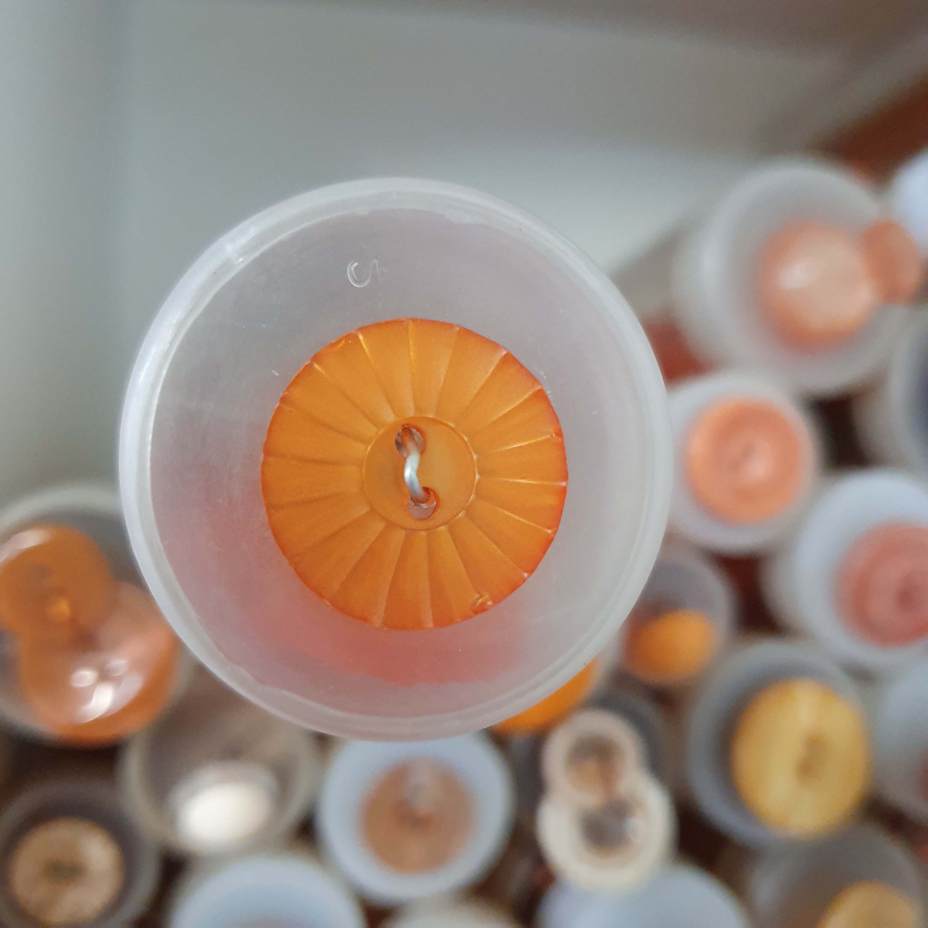 Oranžový gombík okrúhly cca 2,1cm