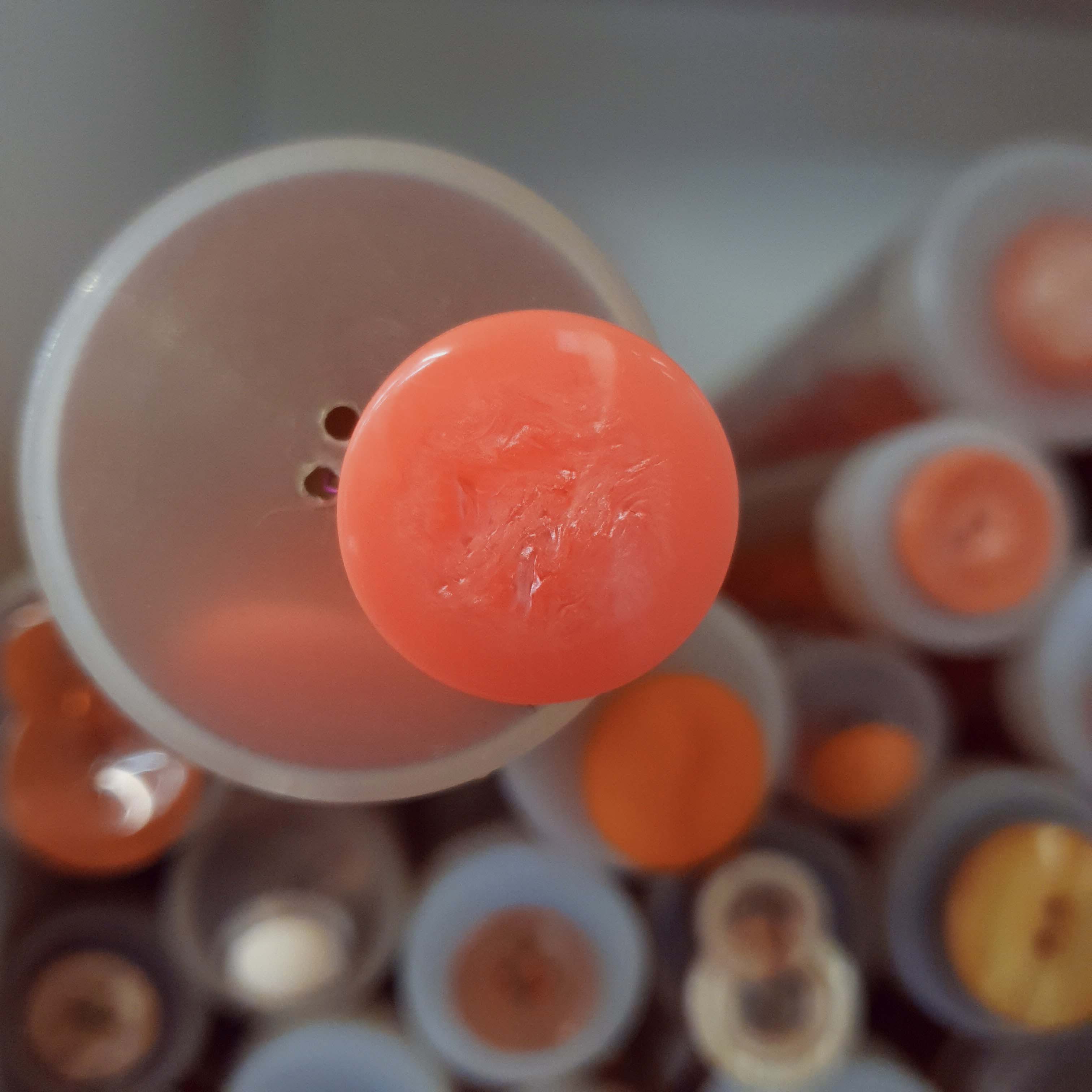 Ružovo oranž lososový gombík cca 2,2cm