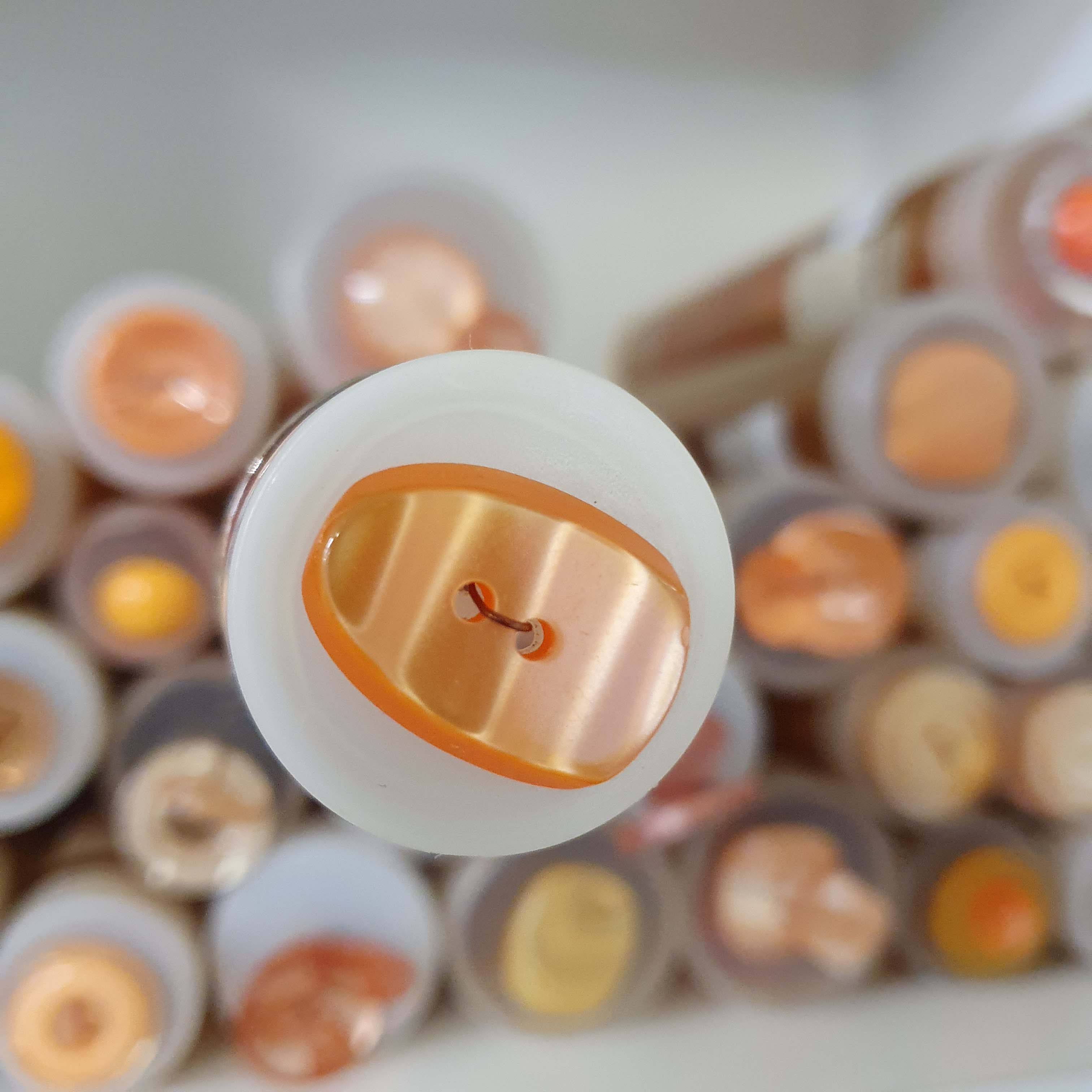 Atypický oranžový gombík dekoratívny cca 2cm