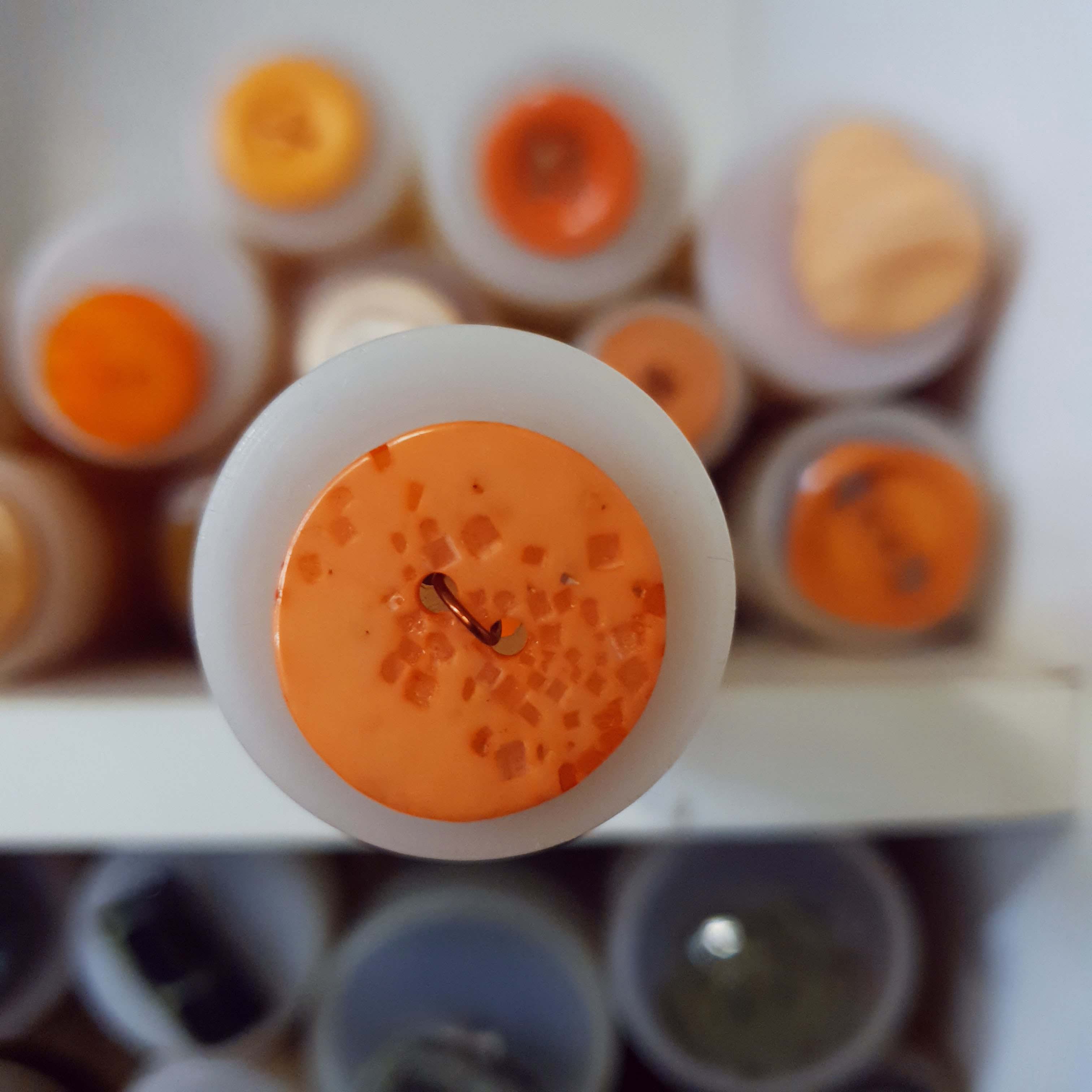 Oranžový gombík okrúhly cca 2cm