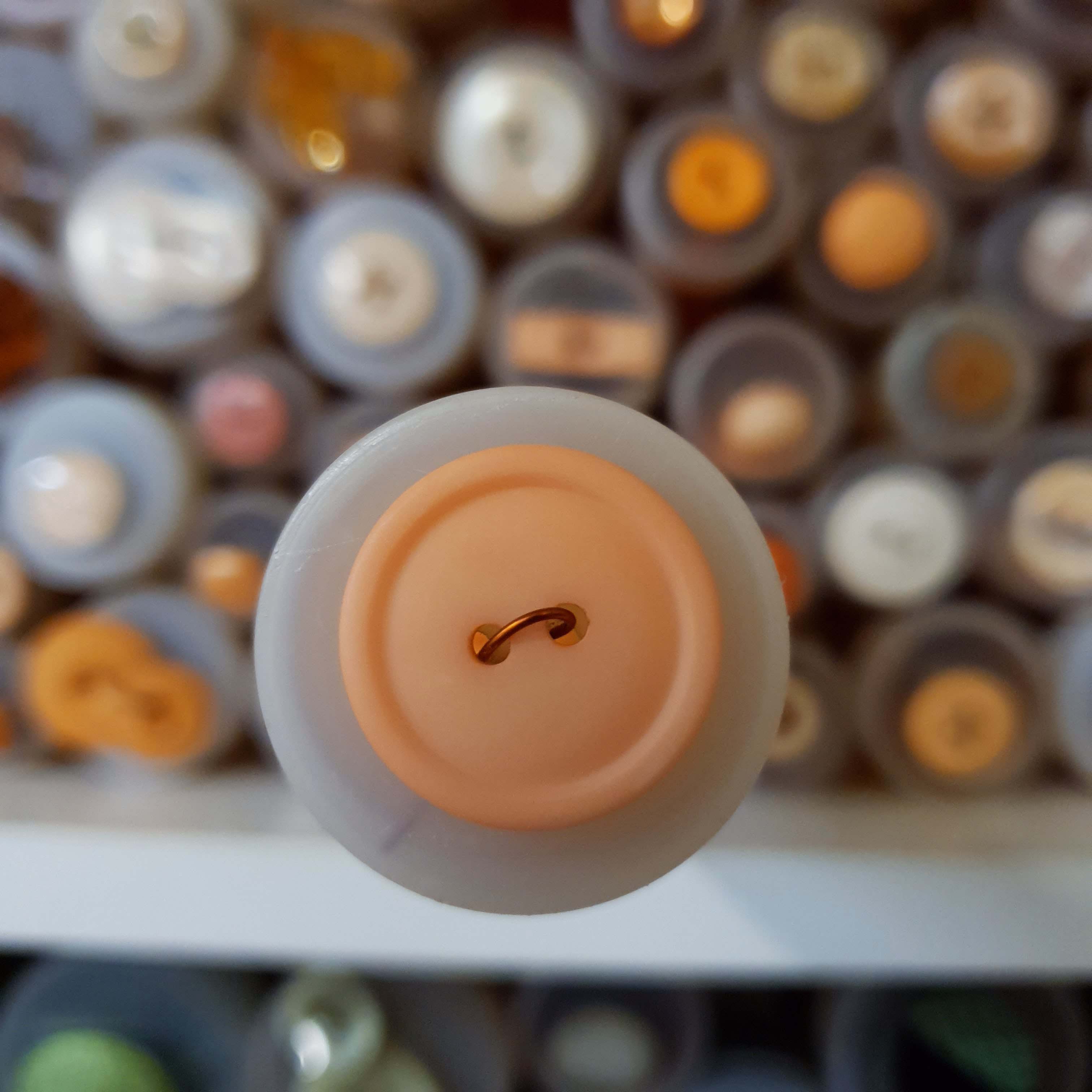 Oranžový gombík okrúhly cca 2cm