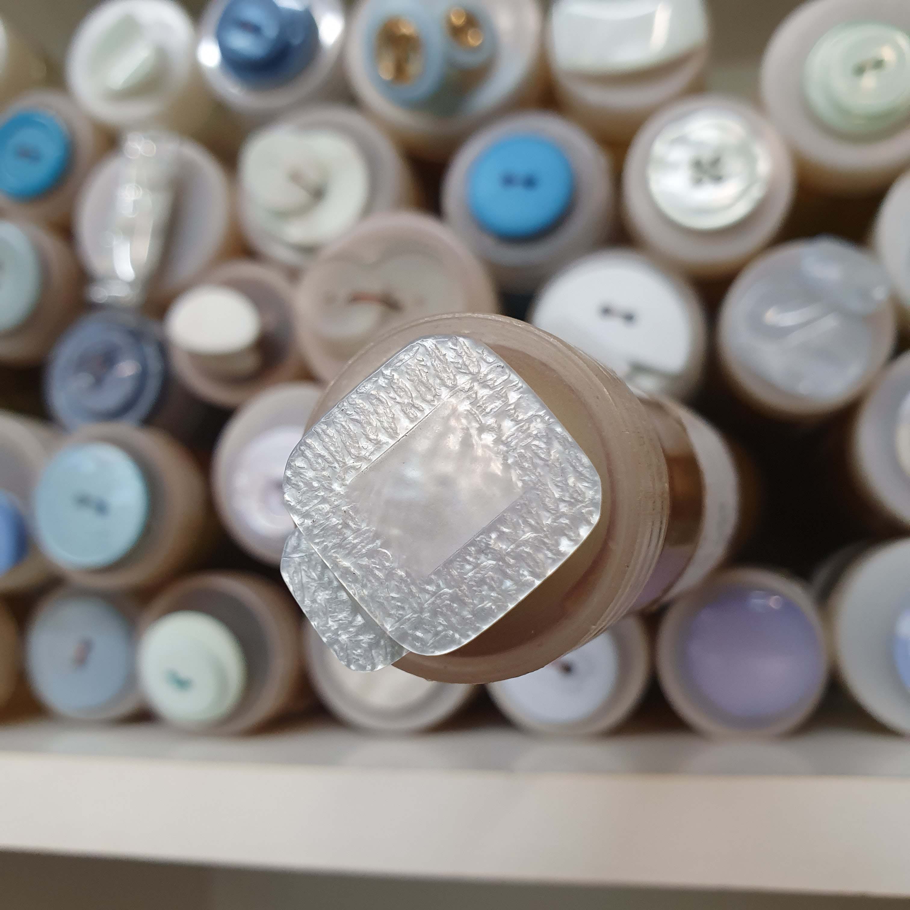 Svetlo modrý gombík štvorec väčší cca 2cm