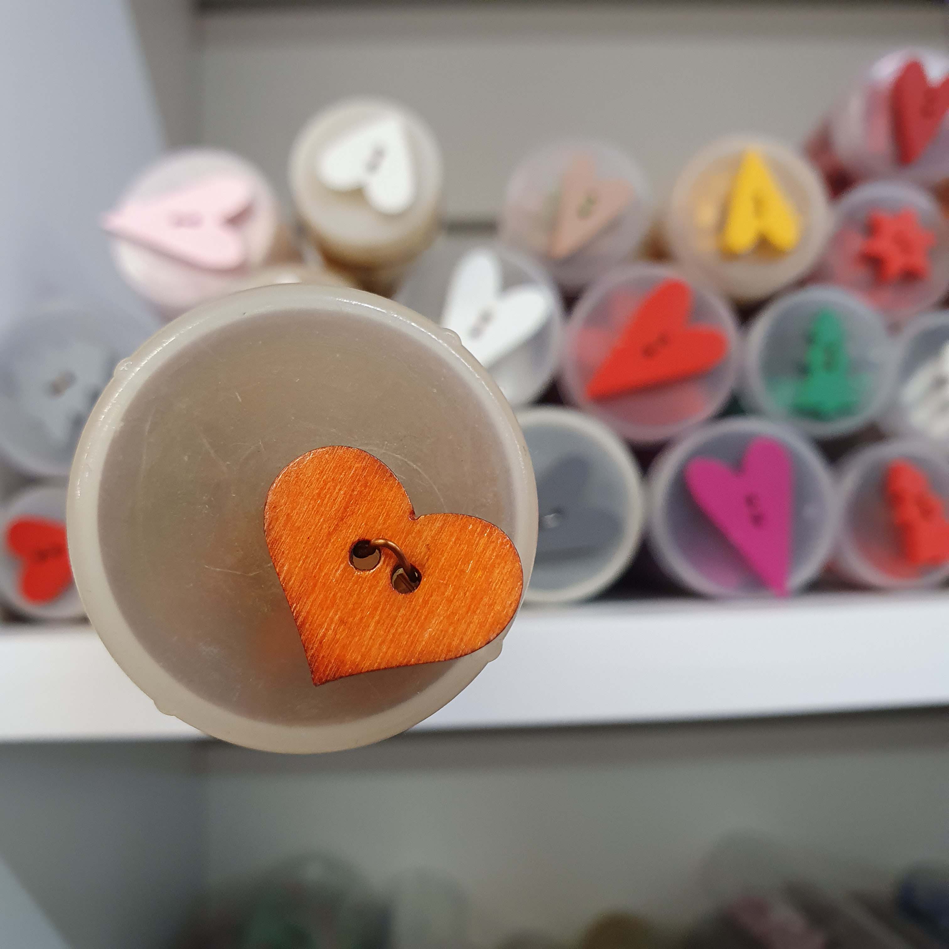 Drevený gombík - srdce - oranžové dekoratívne cca 2cm