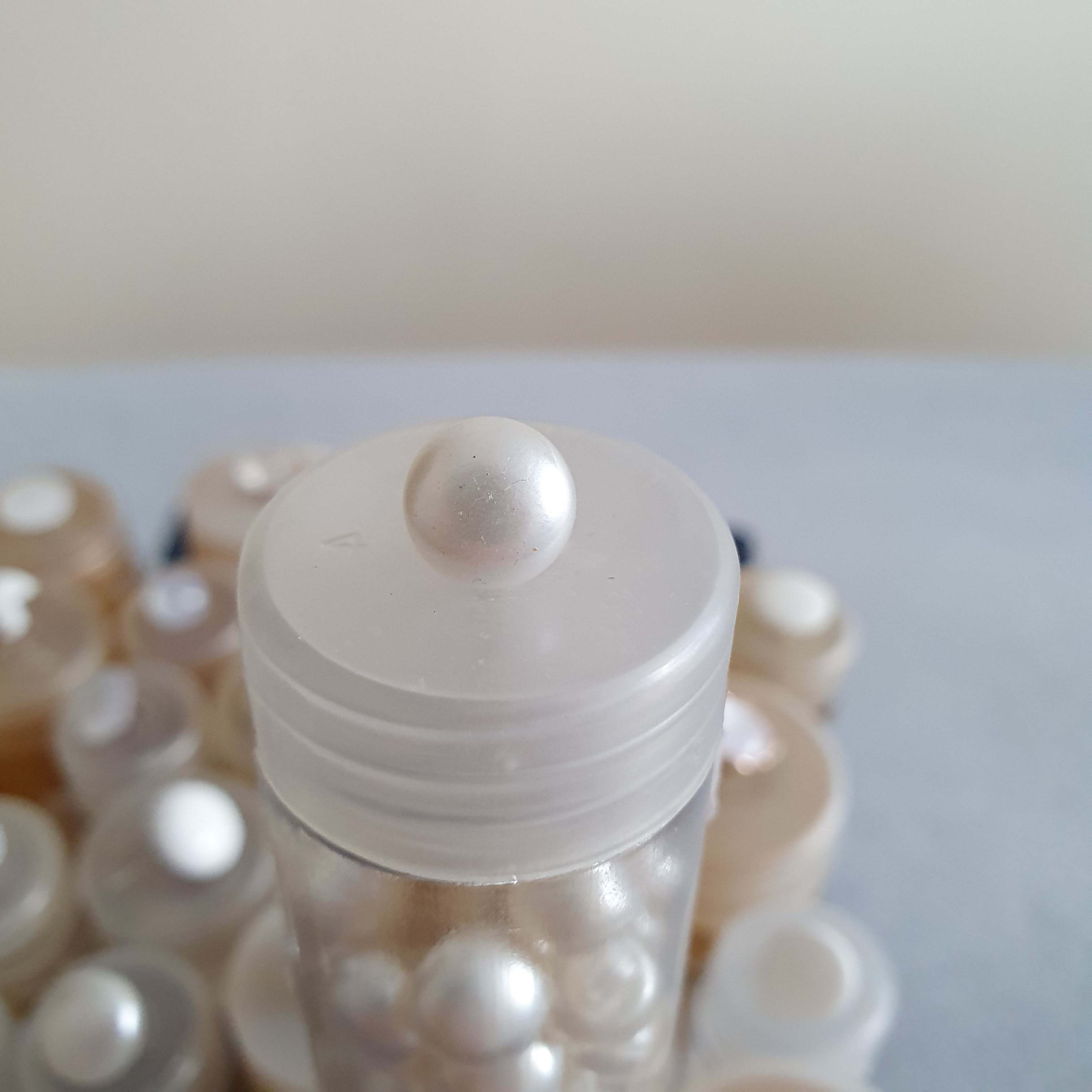 Perlový biely gombík F4 okrúhly hrubší cca 0,9cm