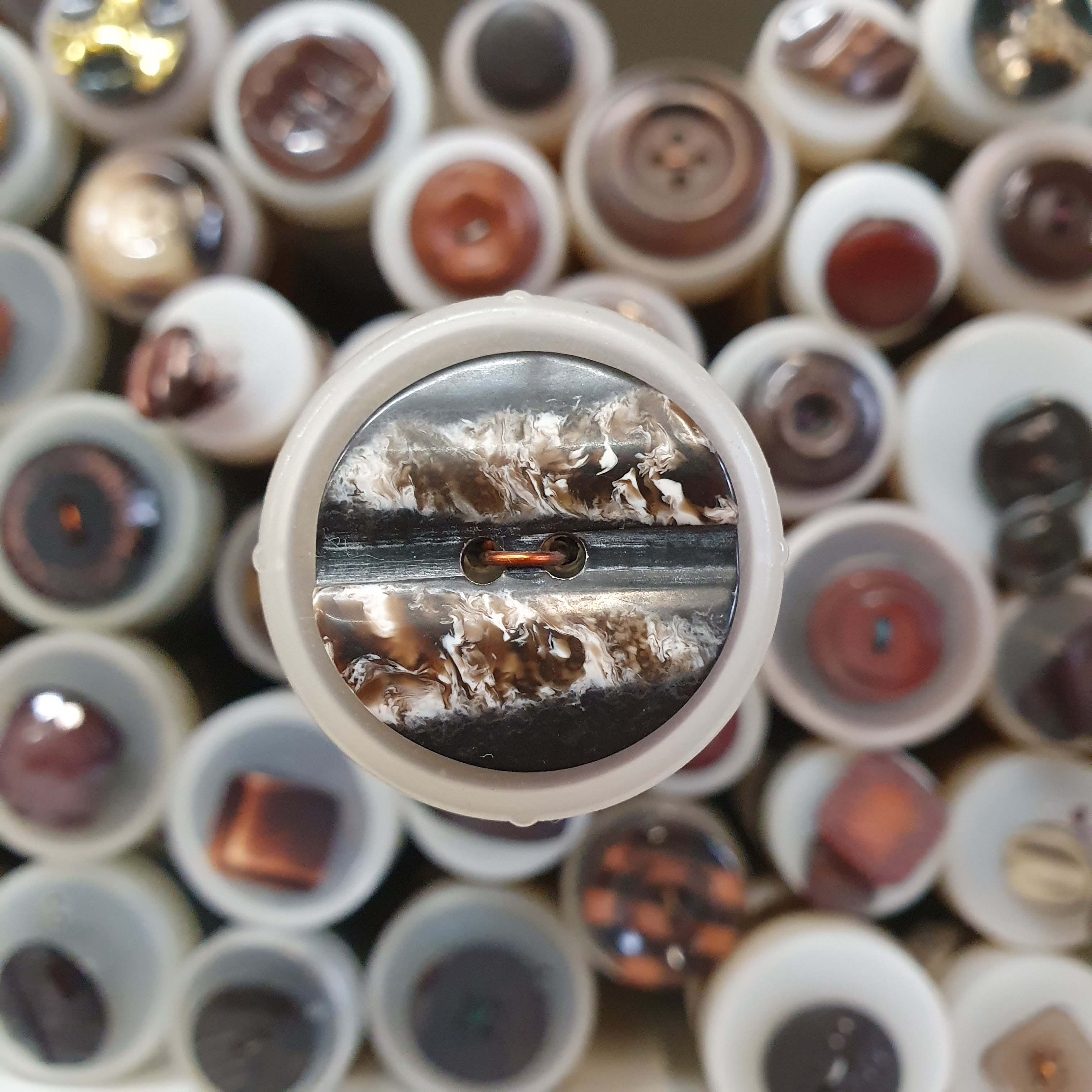 Hnedo čierny dekoratívny gombík okrúhly cca 2,7cm