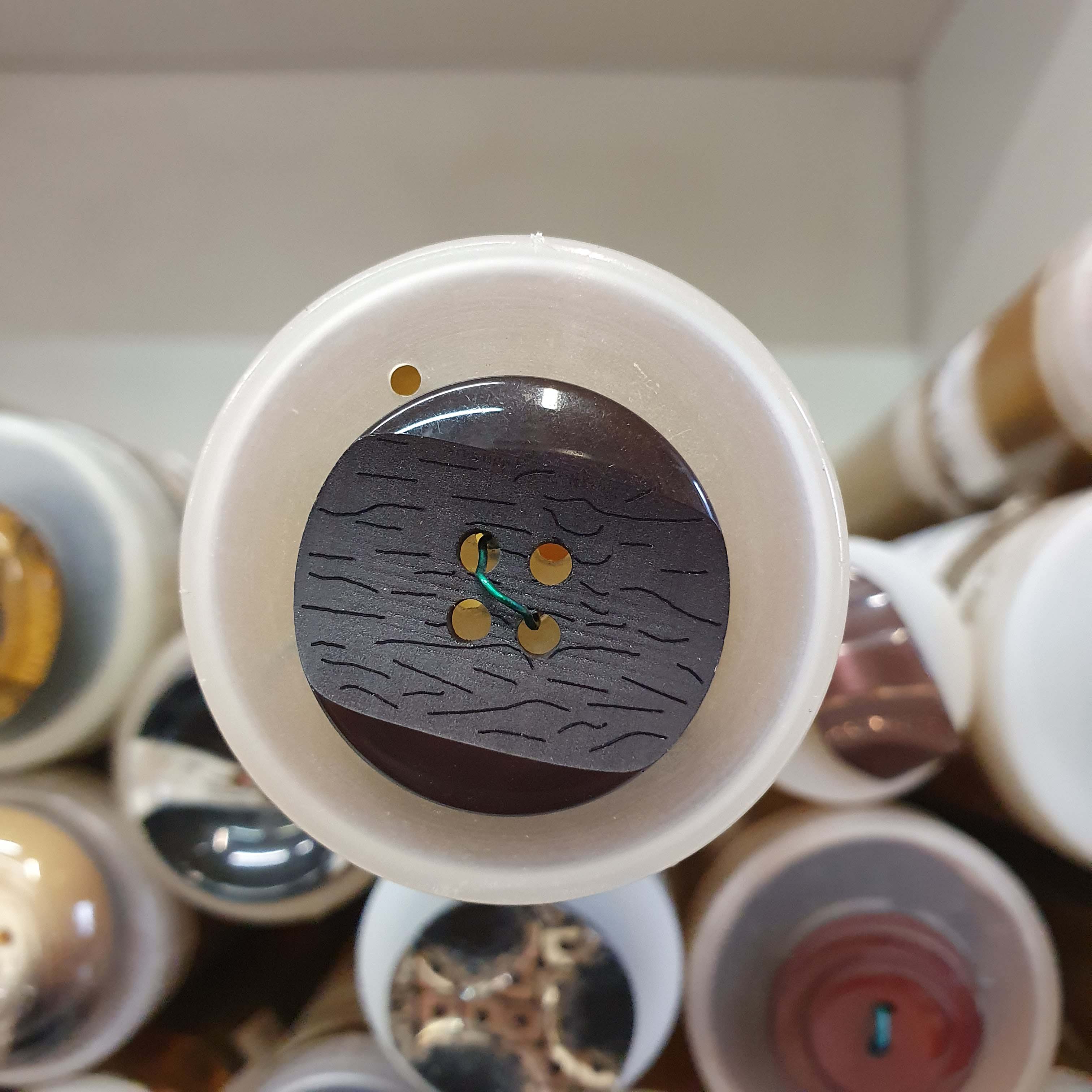 Tmavo hnedý gombík okrúhly cca 2,5cm