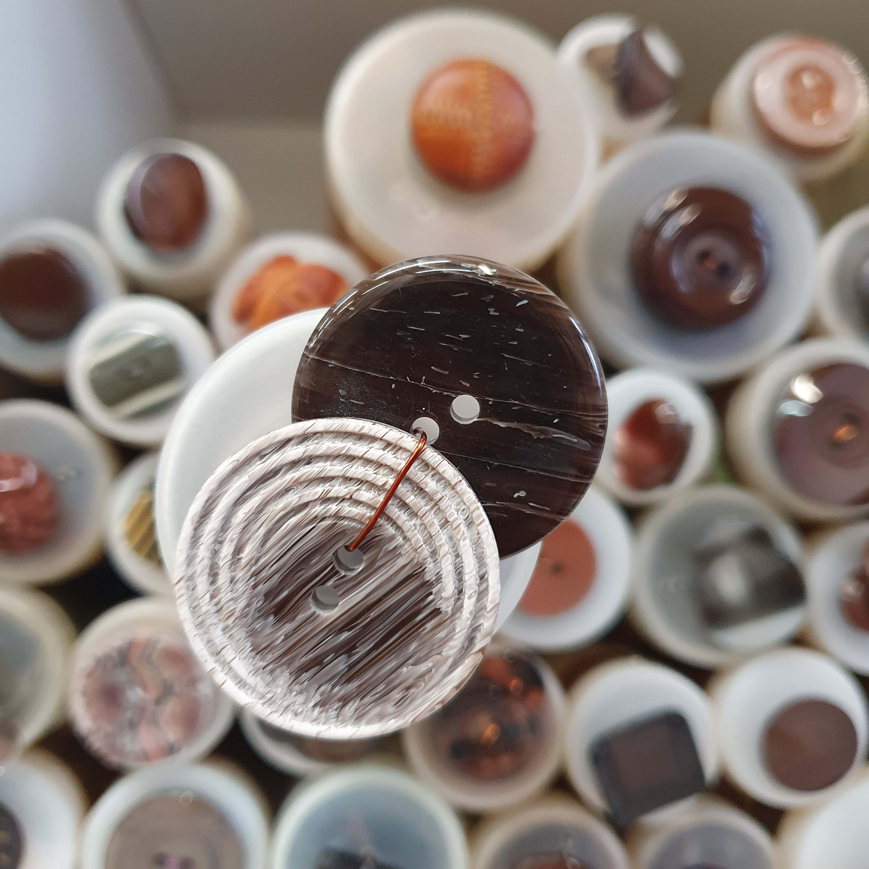 Hnedo pieskový gombík okrúhly cca 3,5cm