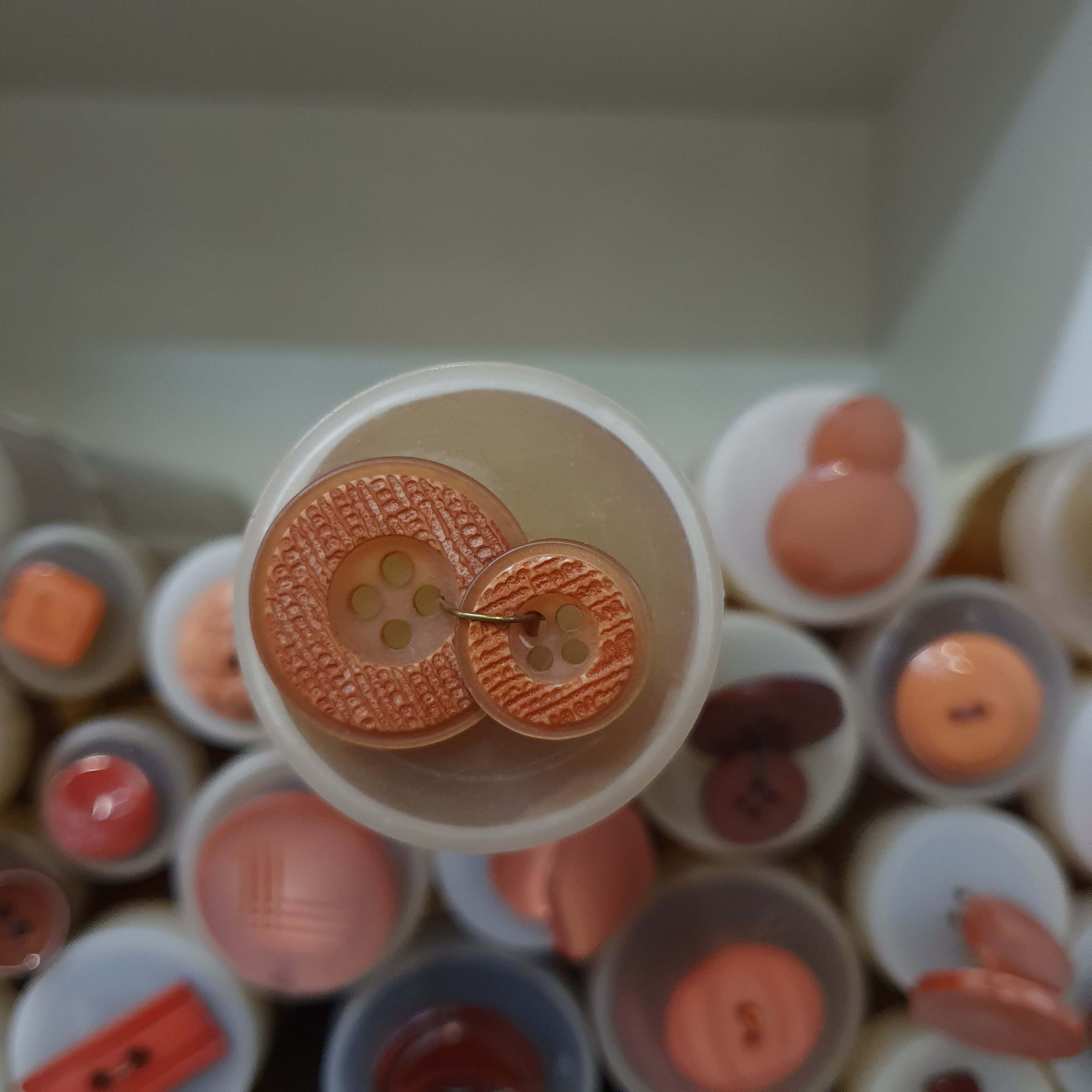 Hnedo oranžový gombík okrúhly väčší cca 2,2cm