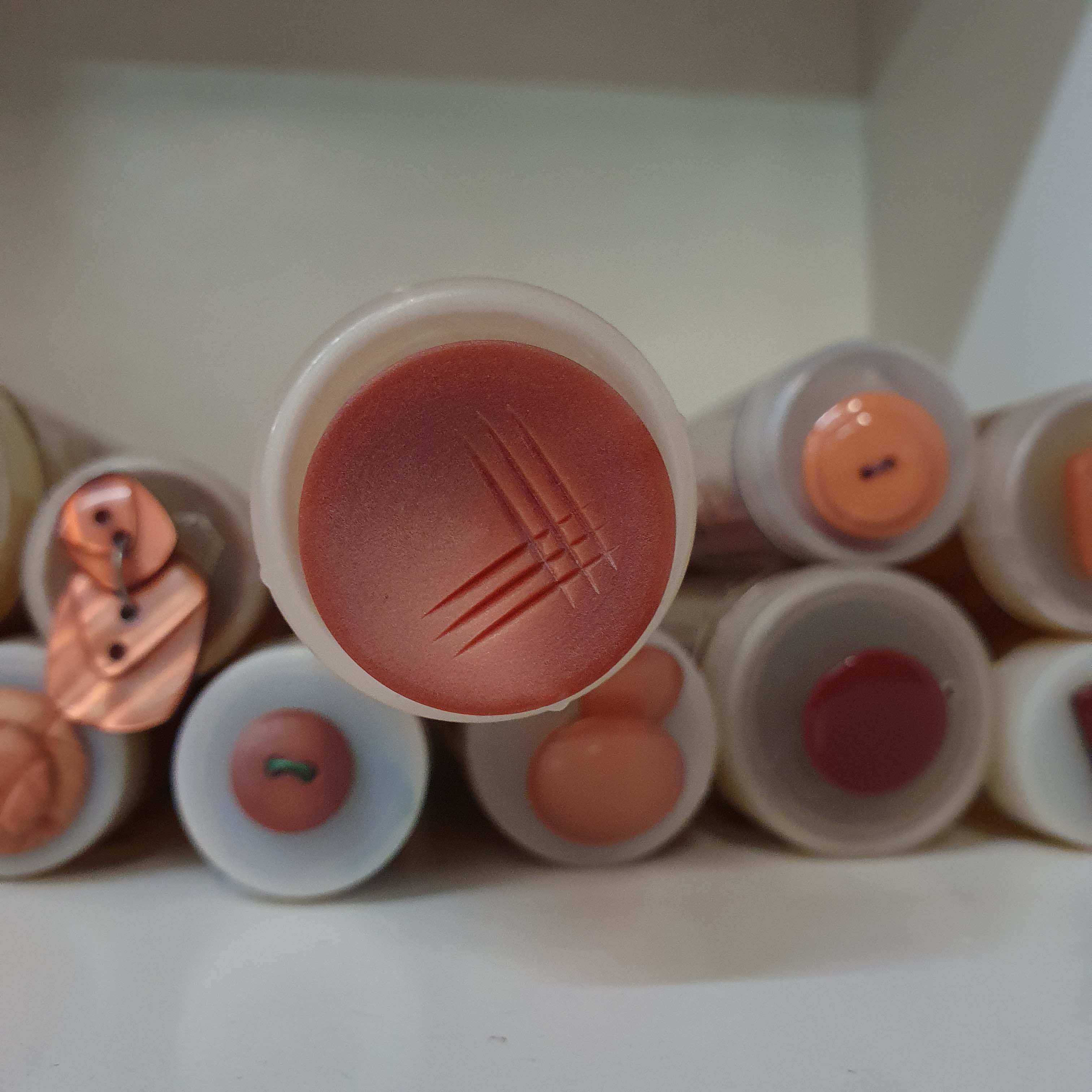 Hnedo červený gombík okrúhly cca 2,8cm