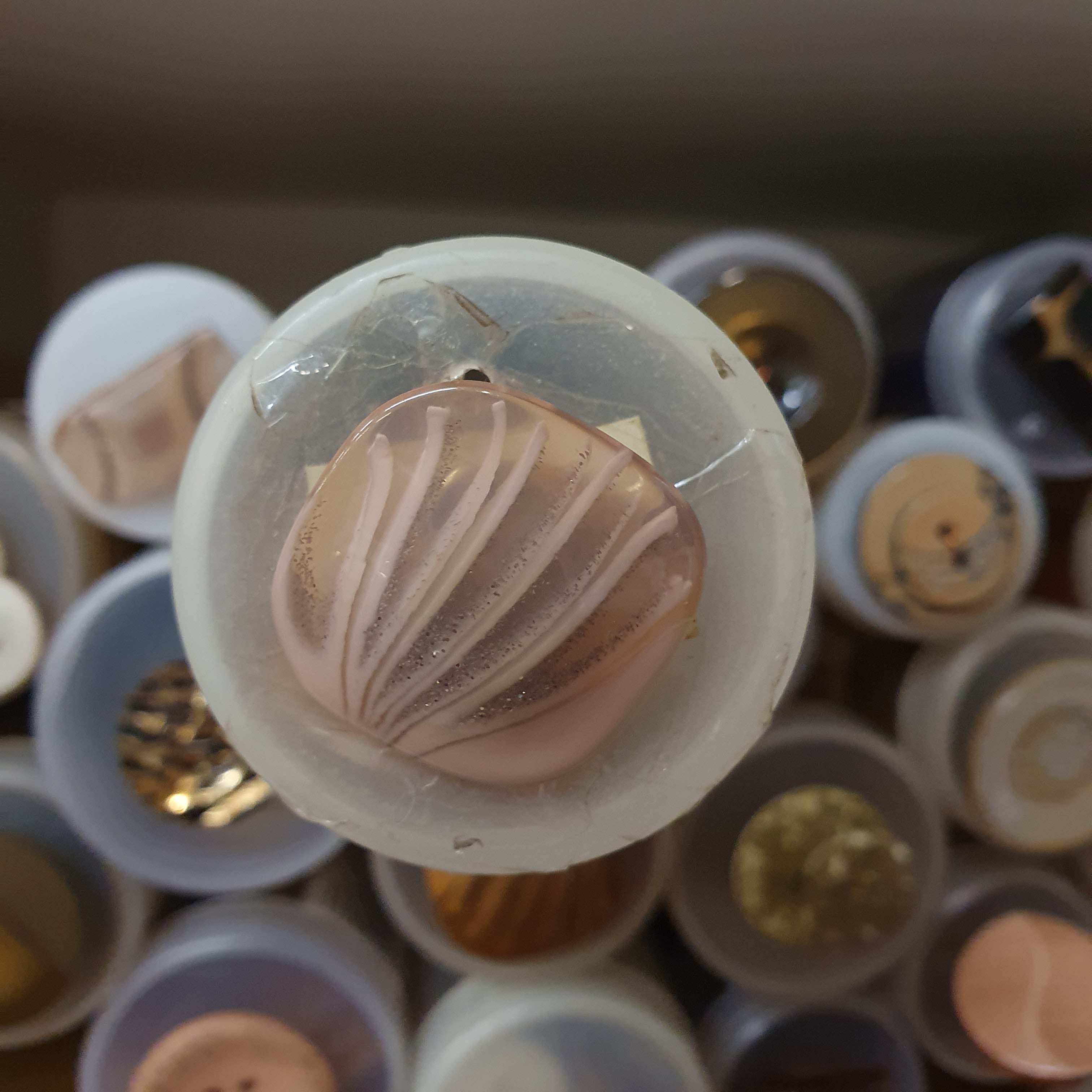 Atypický kávovo hnedý dekoratívny gombík cca 2,5cm