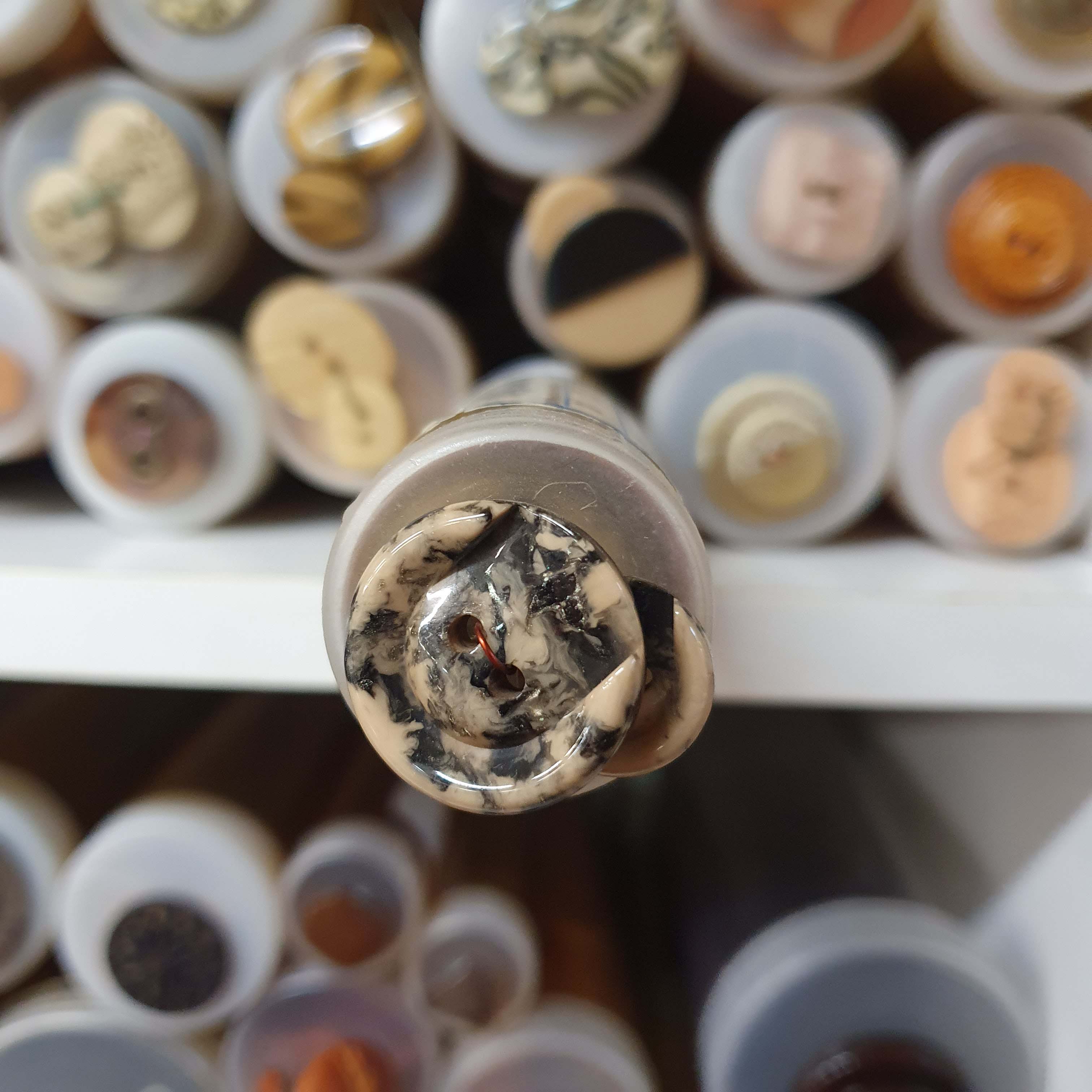 Hnedo čierny dekoratívny gombík okrúhly menší cca 1,5cm