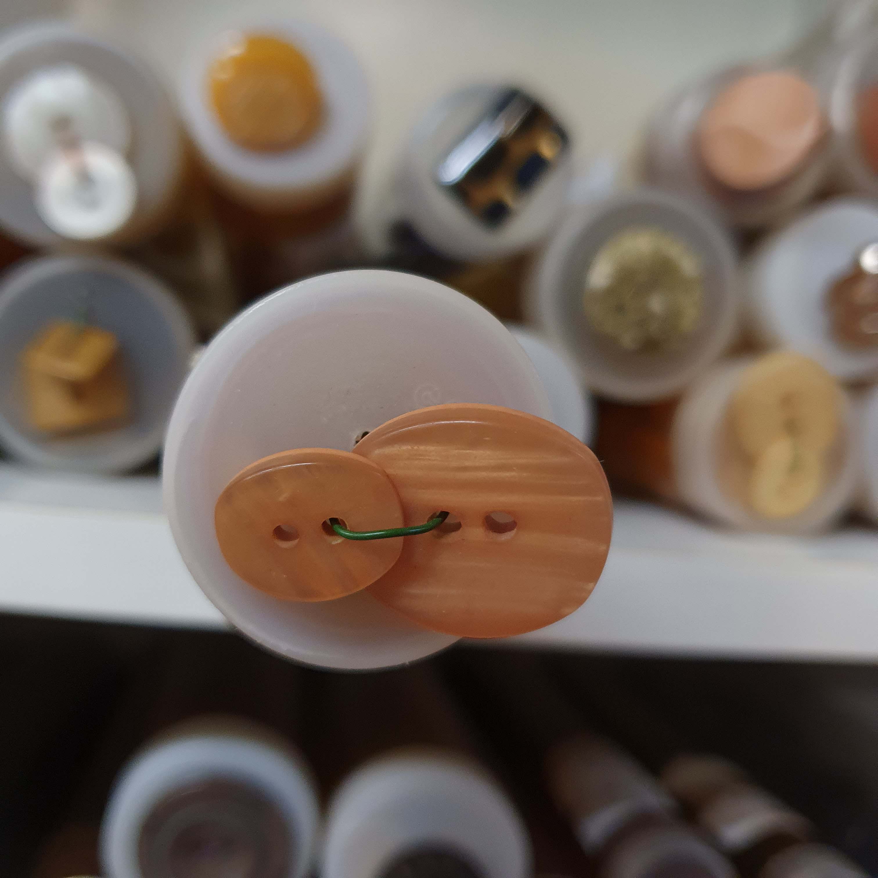 Atypický hnedo oranžový gombík dekoratívny menší cca 1,6cm