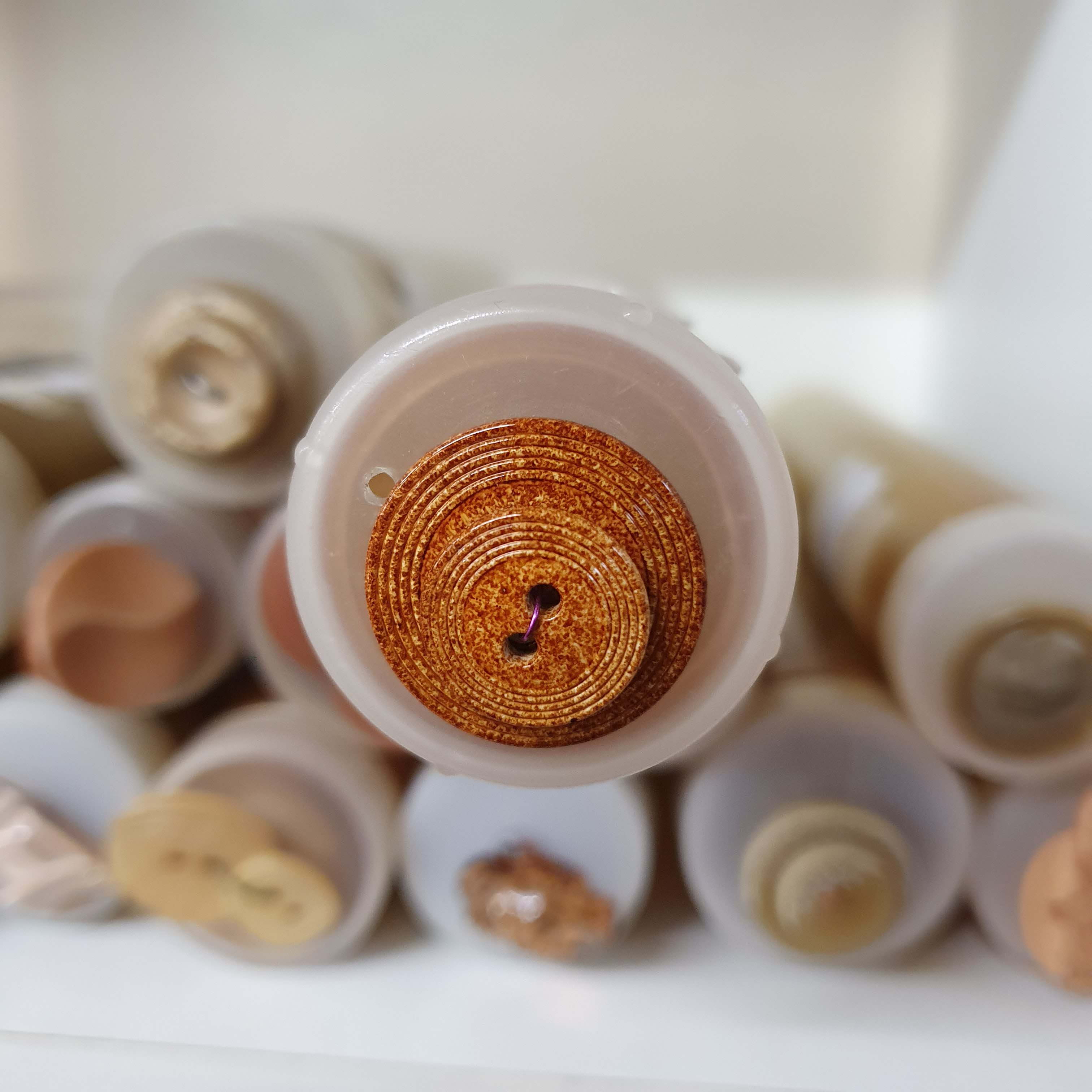 Hnedo oranžový gombík okrúhly menší cca 1,5cm