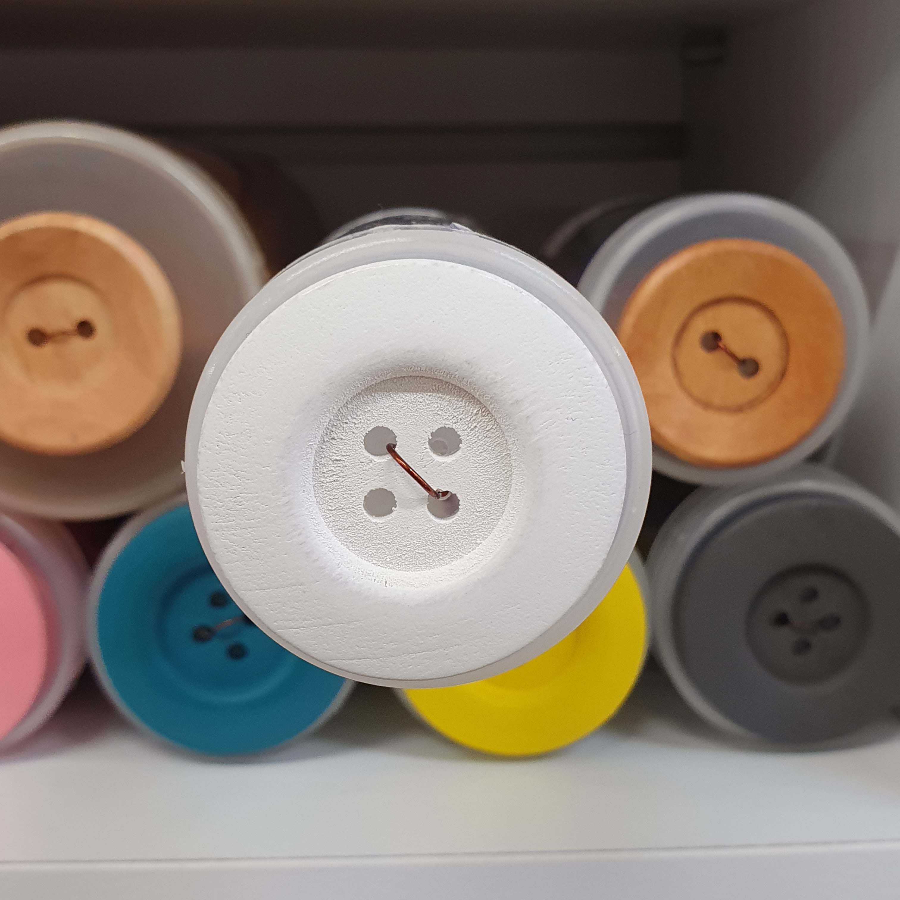 Drevený dekoratívny biely gombík okrúhly cca 4cm