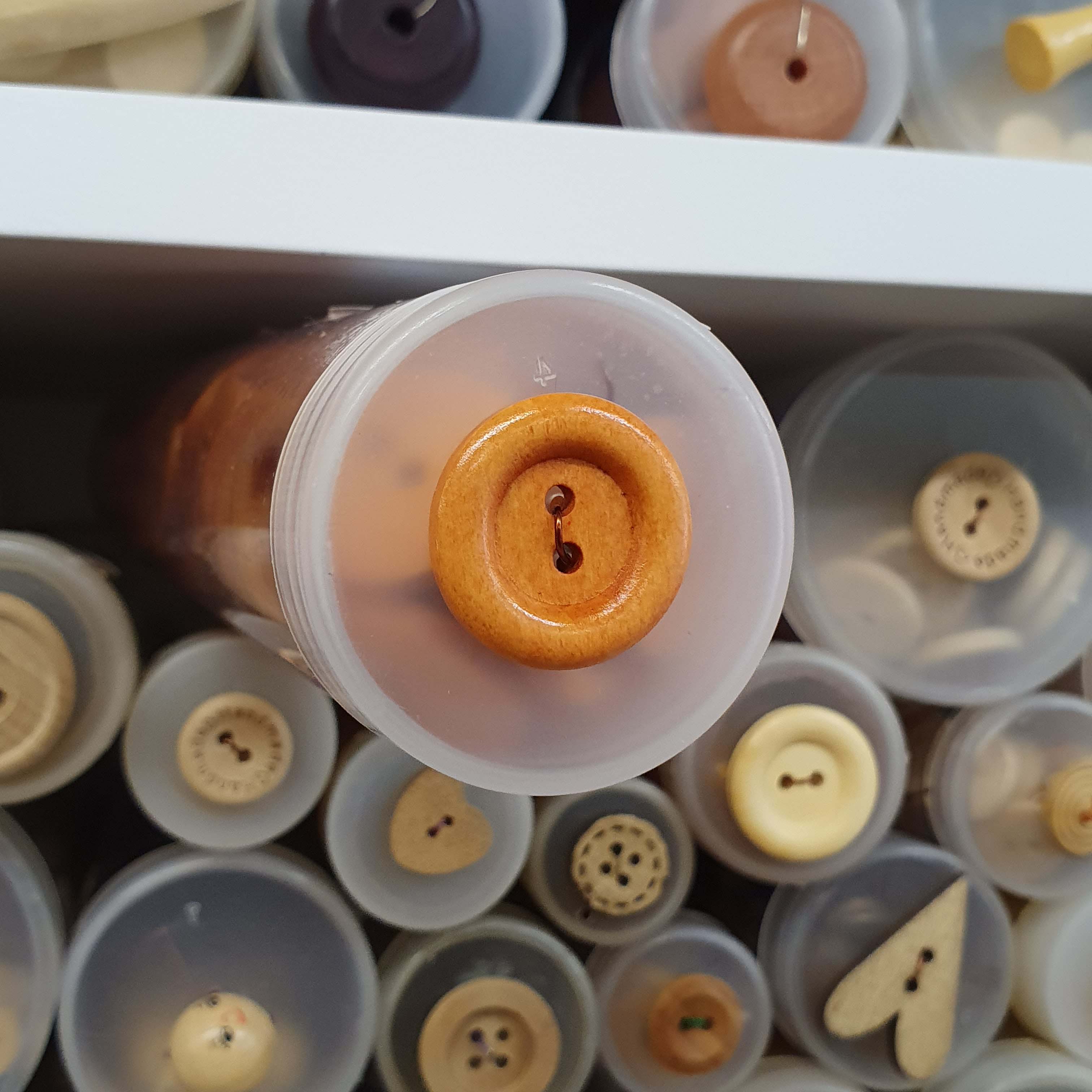 Tmavší drevený lakovaný dekoratívny gombík cca 2,3cm