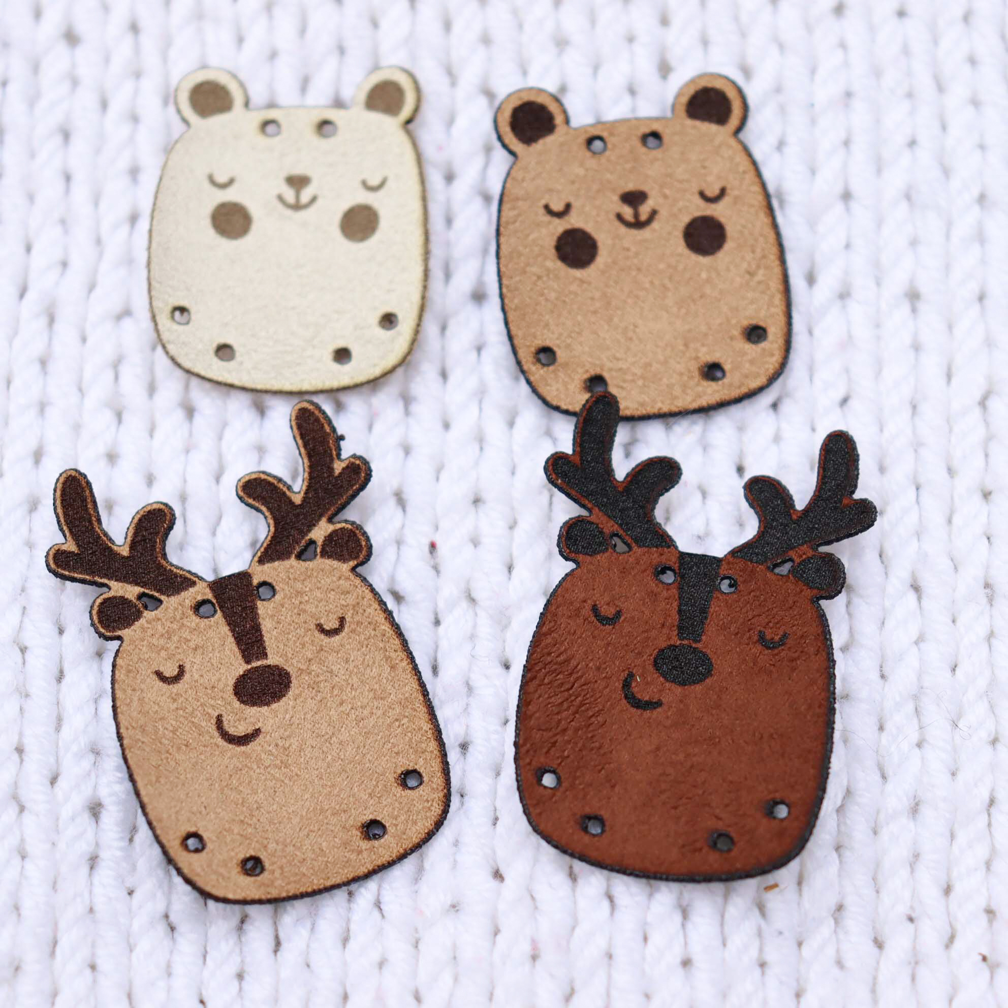 E2 - Tmavo hnedý sob štítok / nápis ekokoža cca 3x3cm