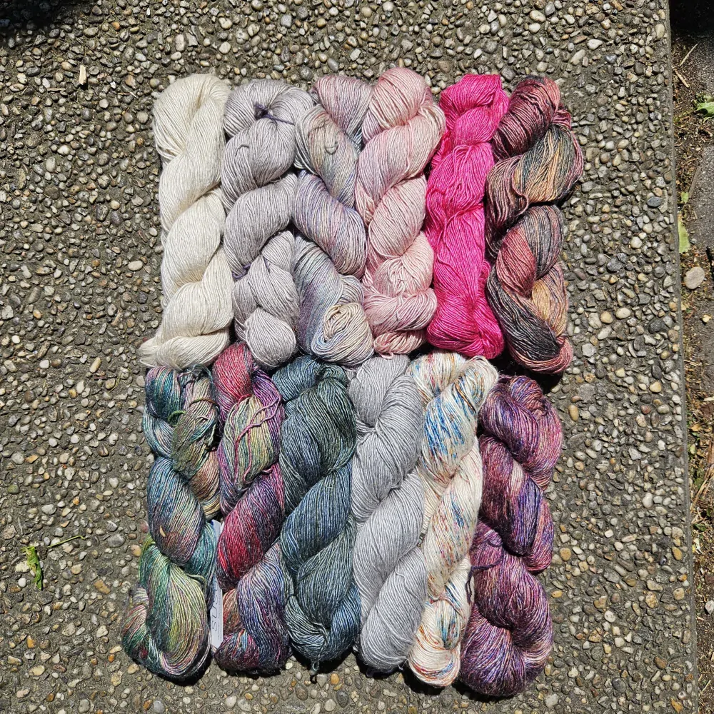 Susurro - 131 Sand Bank - tmavo piesková priadza z morušového hodvábu, ľanu a merina