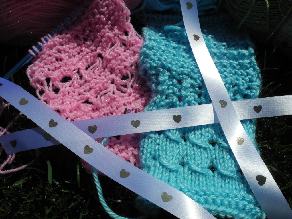 Biela stuha s červenými srdiečkami | 1,5cm x 1m