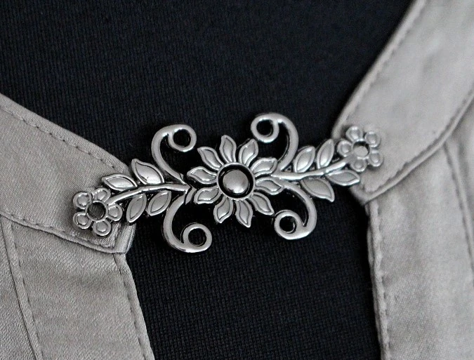 Ozdobné zapínanie kvetinové / cincher gombík čierny nikel