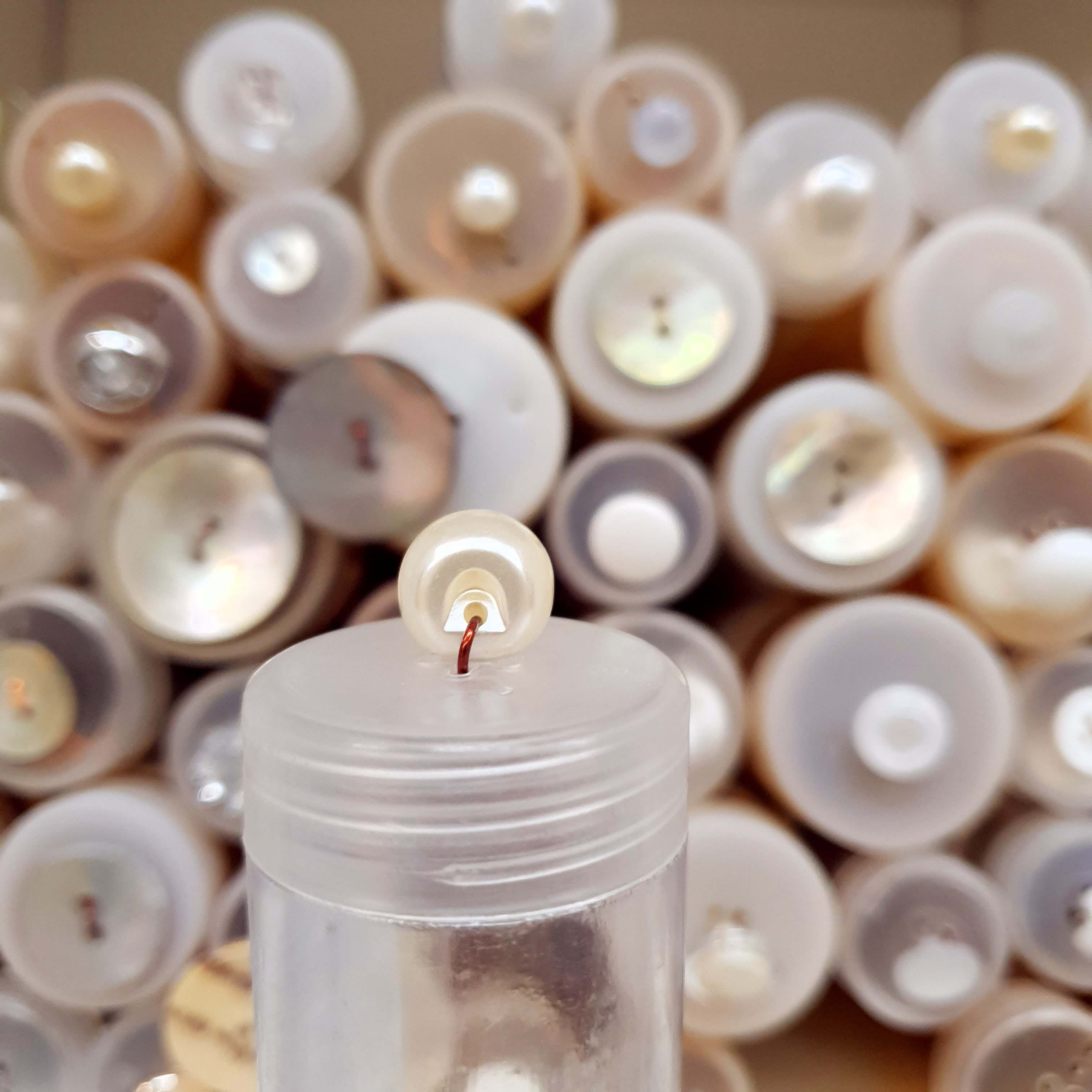 Perlička A1 - maslový perlový gombík cca 1,2cm