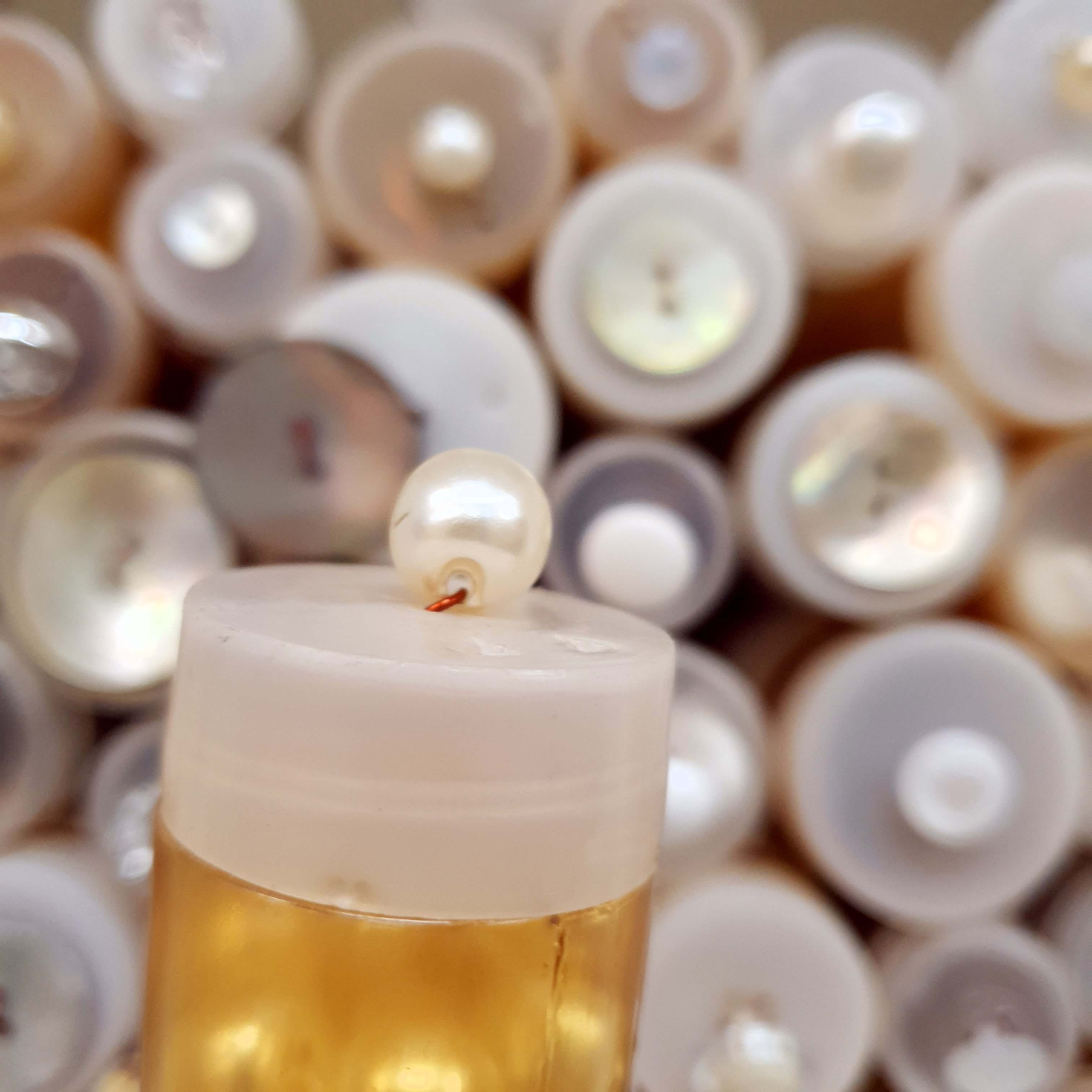 Perlička A2 - maslový perlový gombík cca 1cm