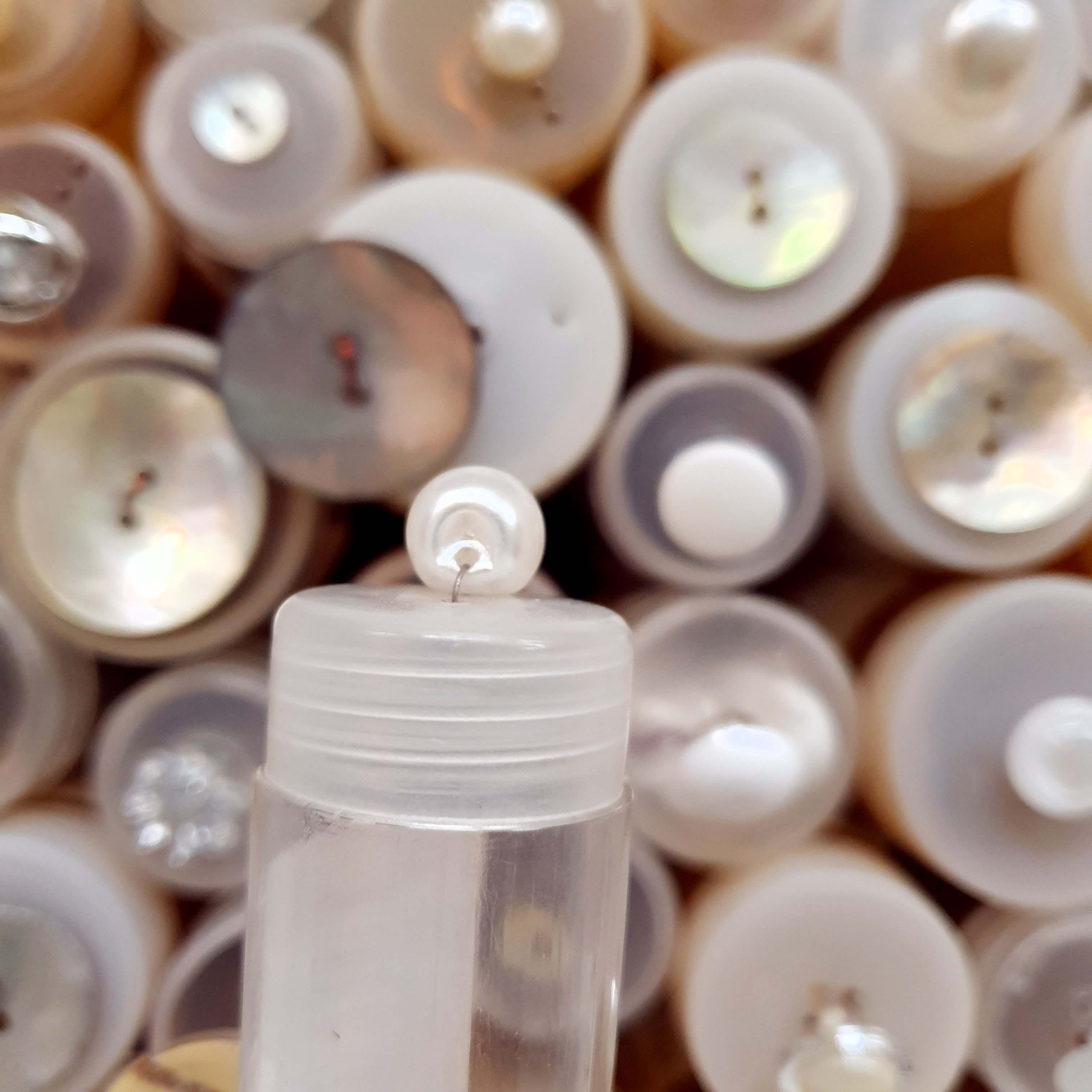 Perlička B2 - ivory perlový gombík cca 1cm