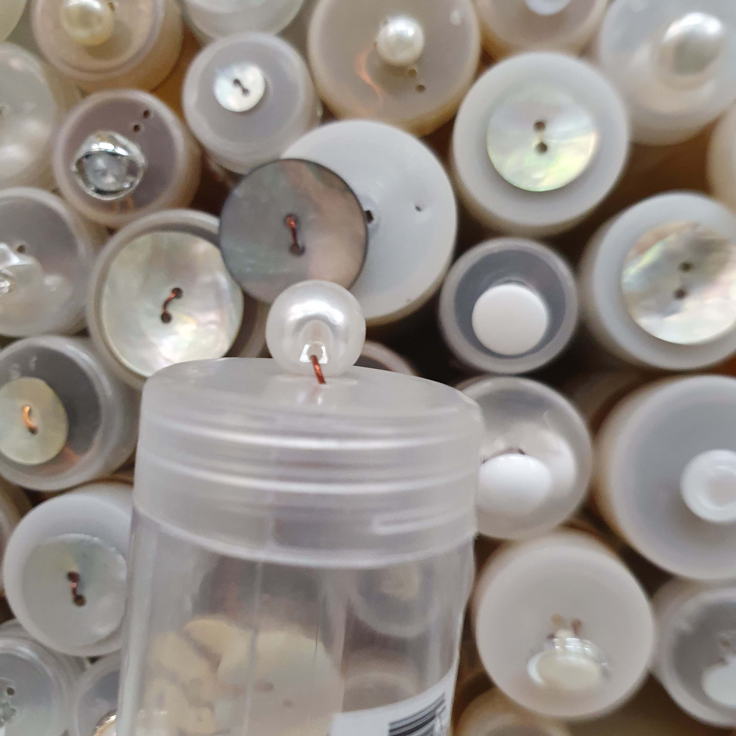 Perlička C2 - biely perlový gombík cca 1cm