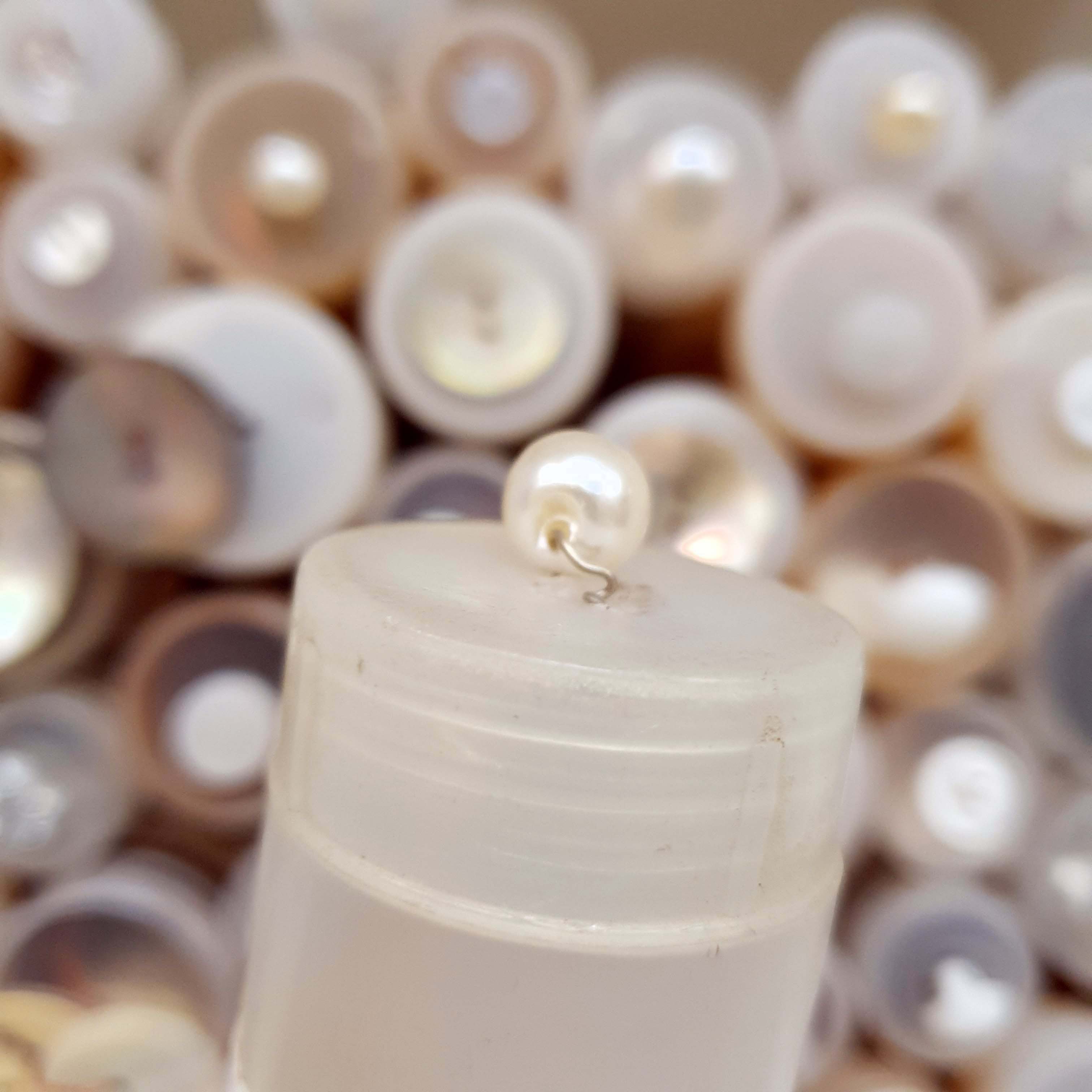 Perlička A3 - maslový perlový gombík cca 0,9cm