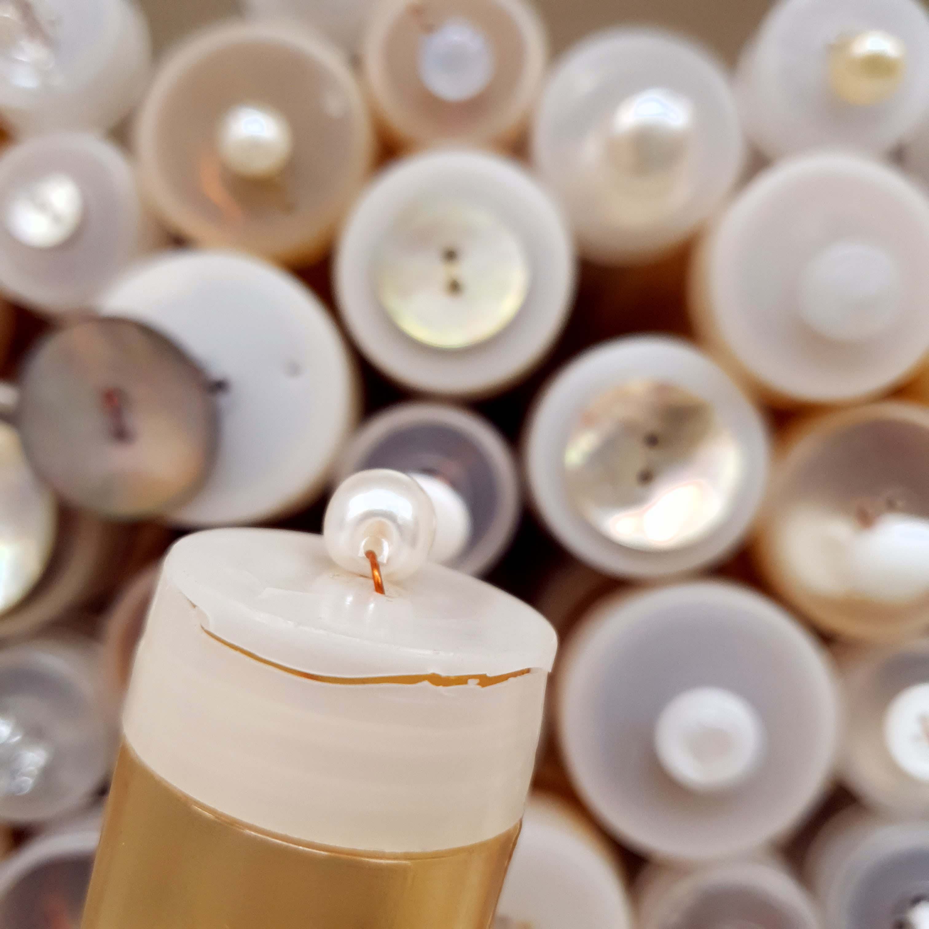 Perlička B3 - ivory perlový gombík cca 0,9cm