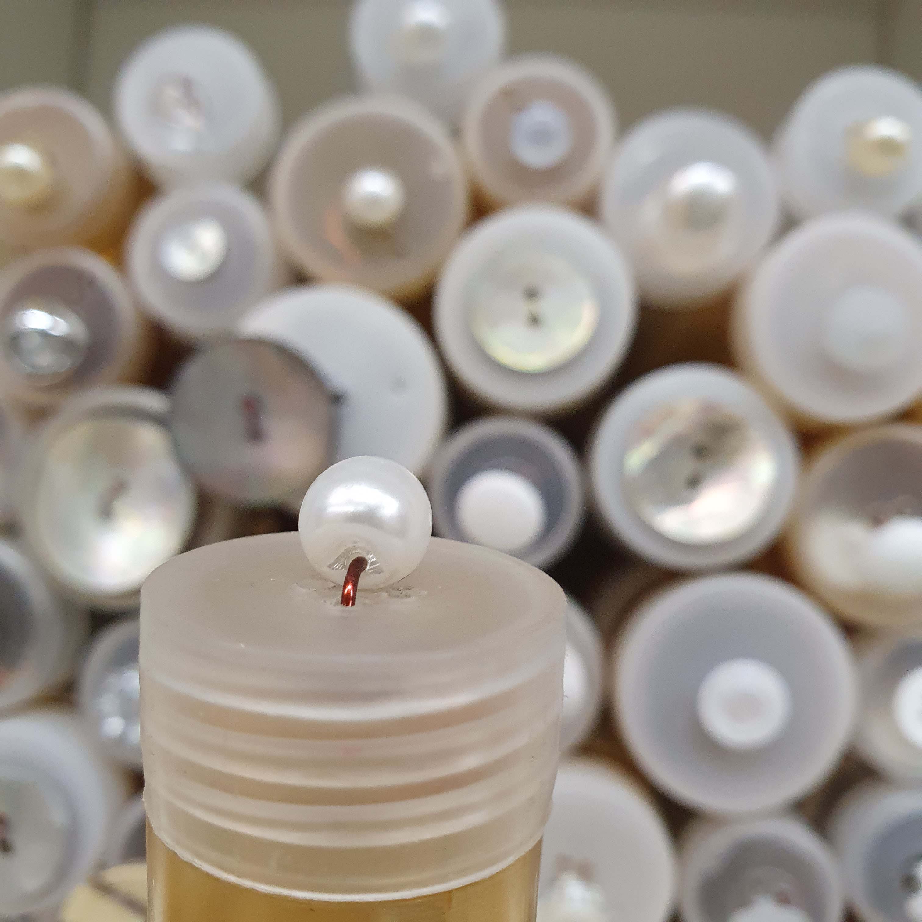 Perlička C4 - biely perlový gombík cca 0,8cm