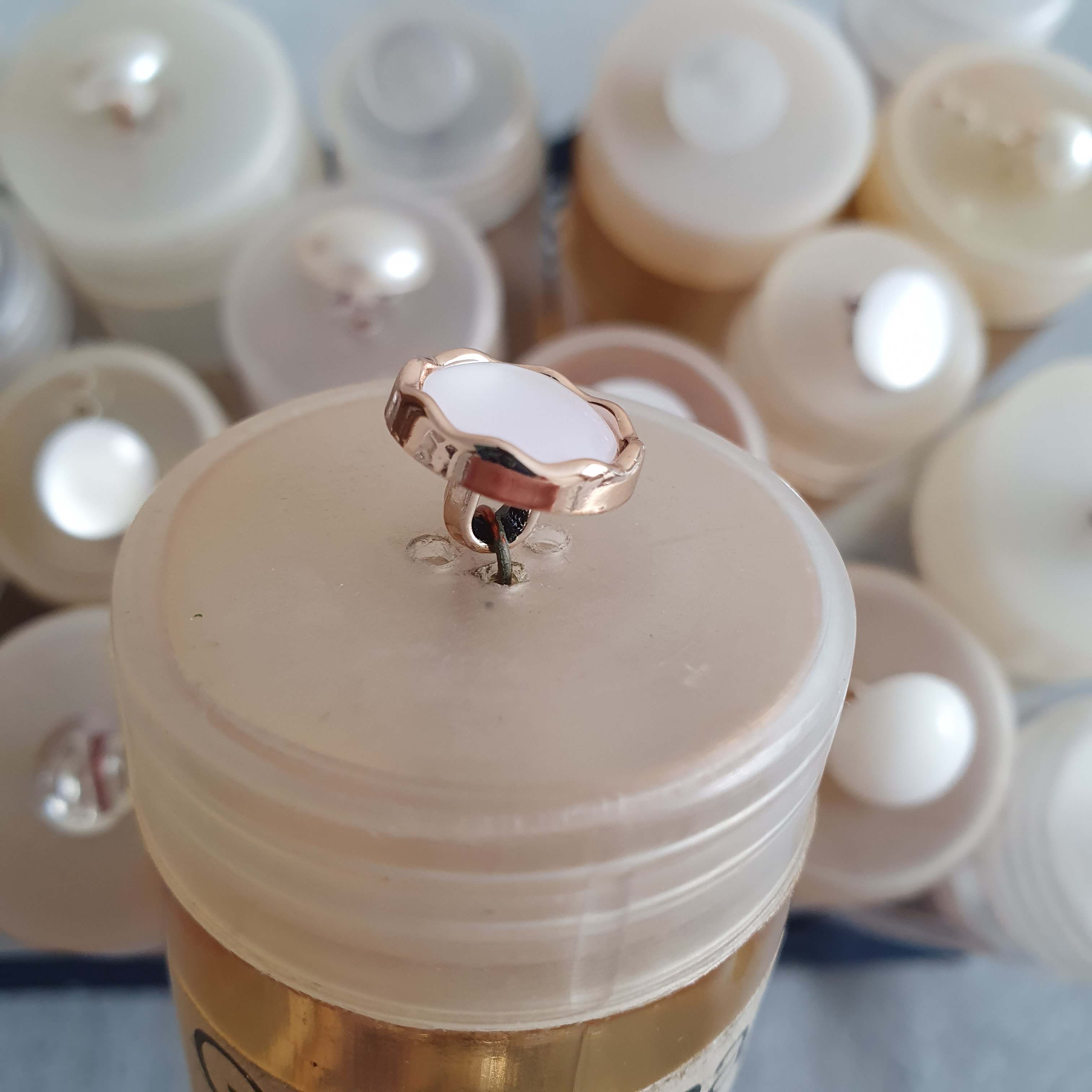 Biely perlový gombík okrúhly cca 1,3cm