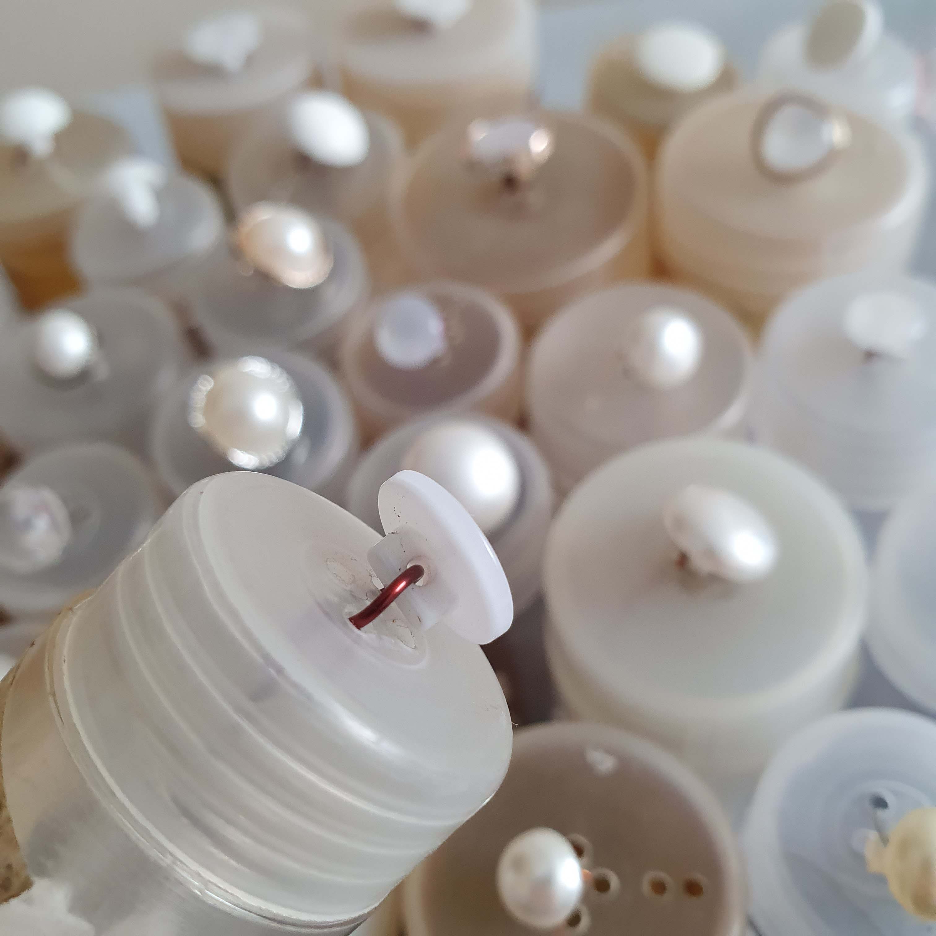 Bielo mliečny gombík E2 lesklý plochý okrúhly cca 1,1cm