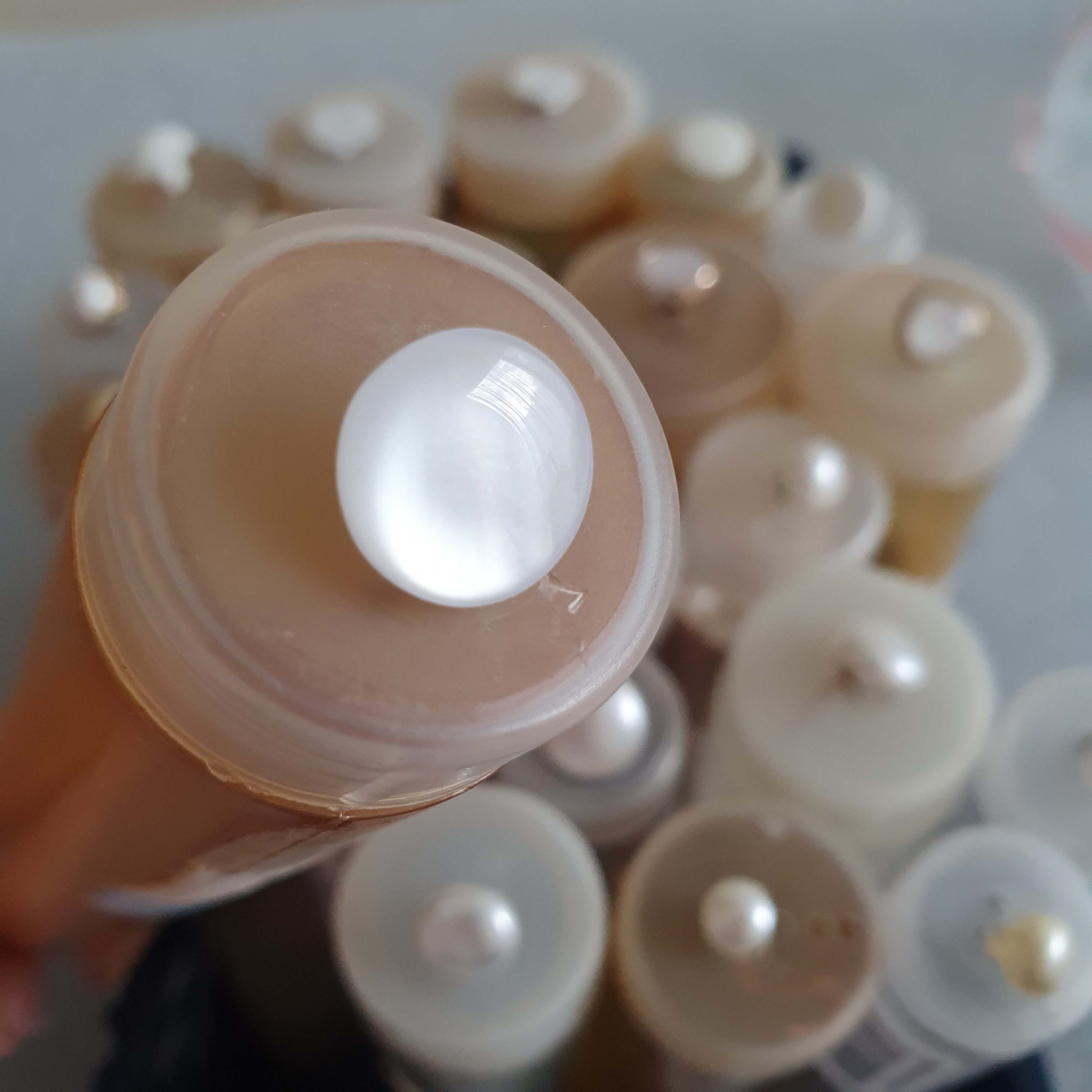 Biely gombík E6 lesklý plochý okrúhly cca 1,1cm