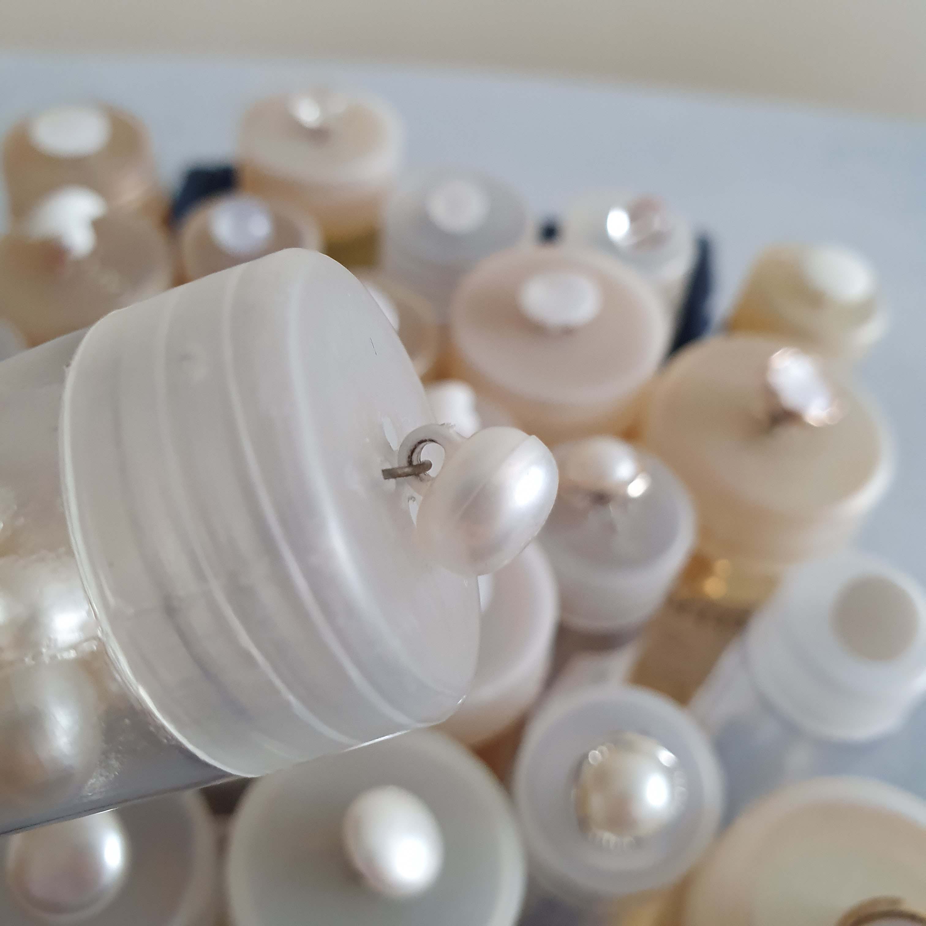 Perlový biely gombík F4 okrúhly hrubší cca 0,9cm