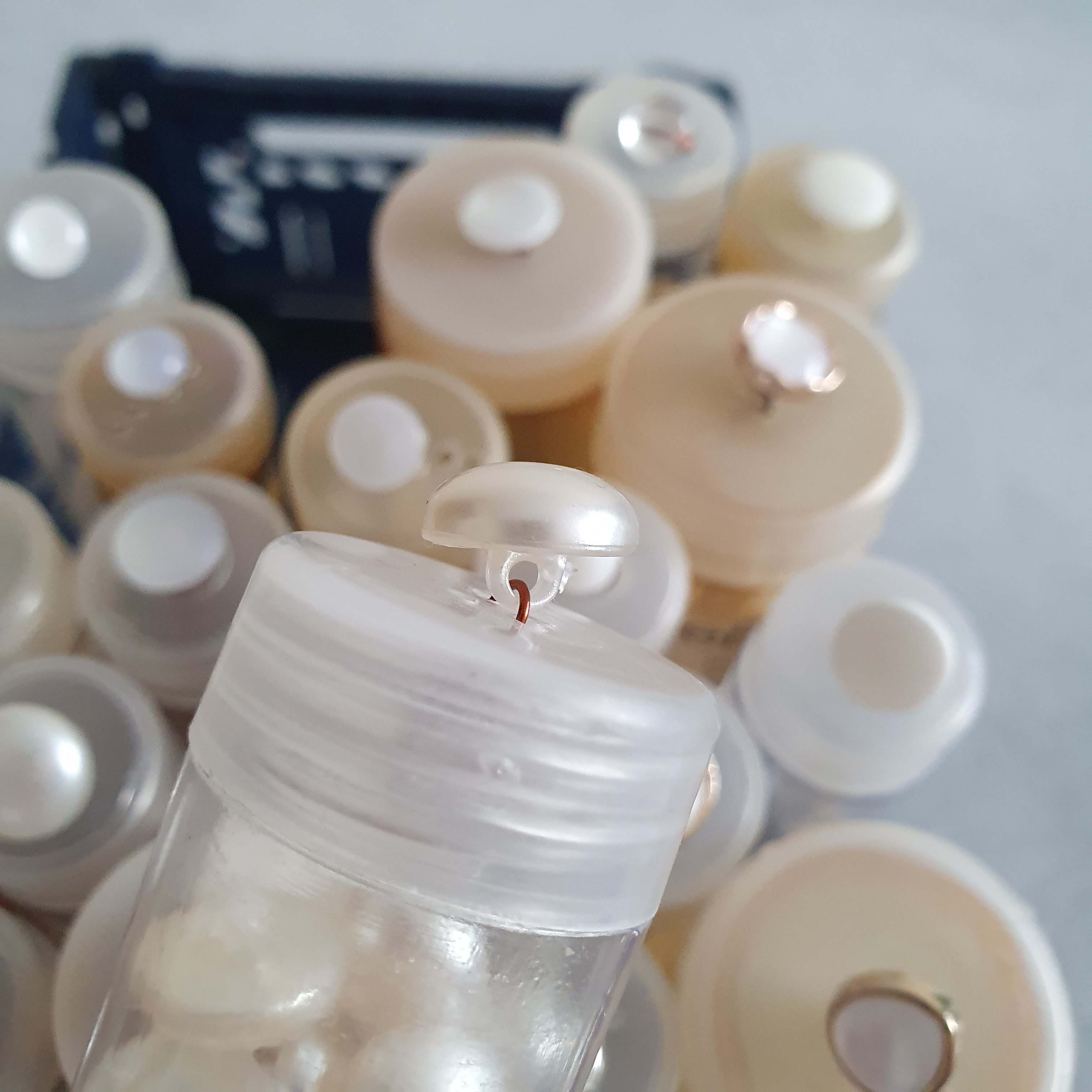 Perlový smotanový gombík F7 okrúhly cca 1,2cm