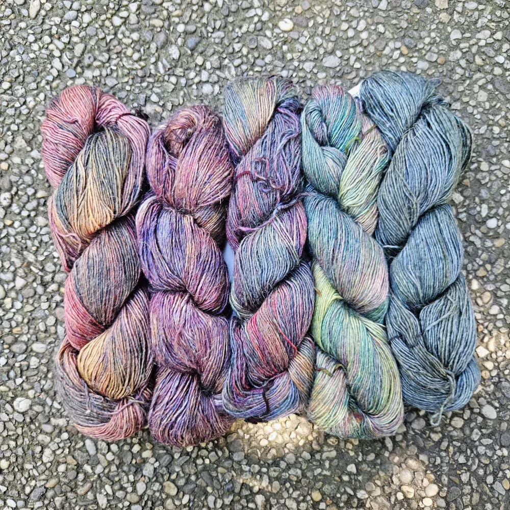 Susurro - 131 Sand Bank - tmavo piesková priadza z morušového hodvábu, ľanu a merina