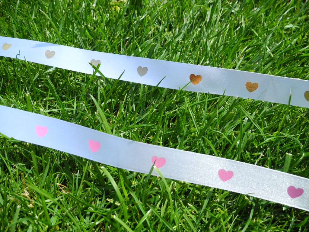 Biela stuha s červenými srdiečkami | 1,5cm x 1m