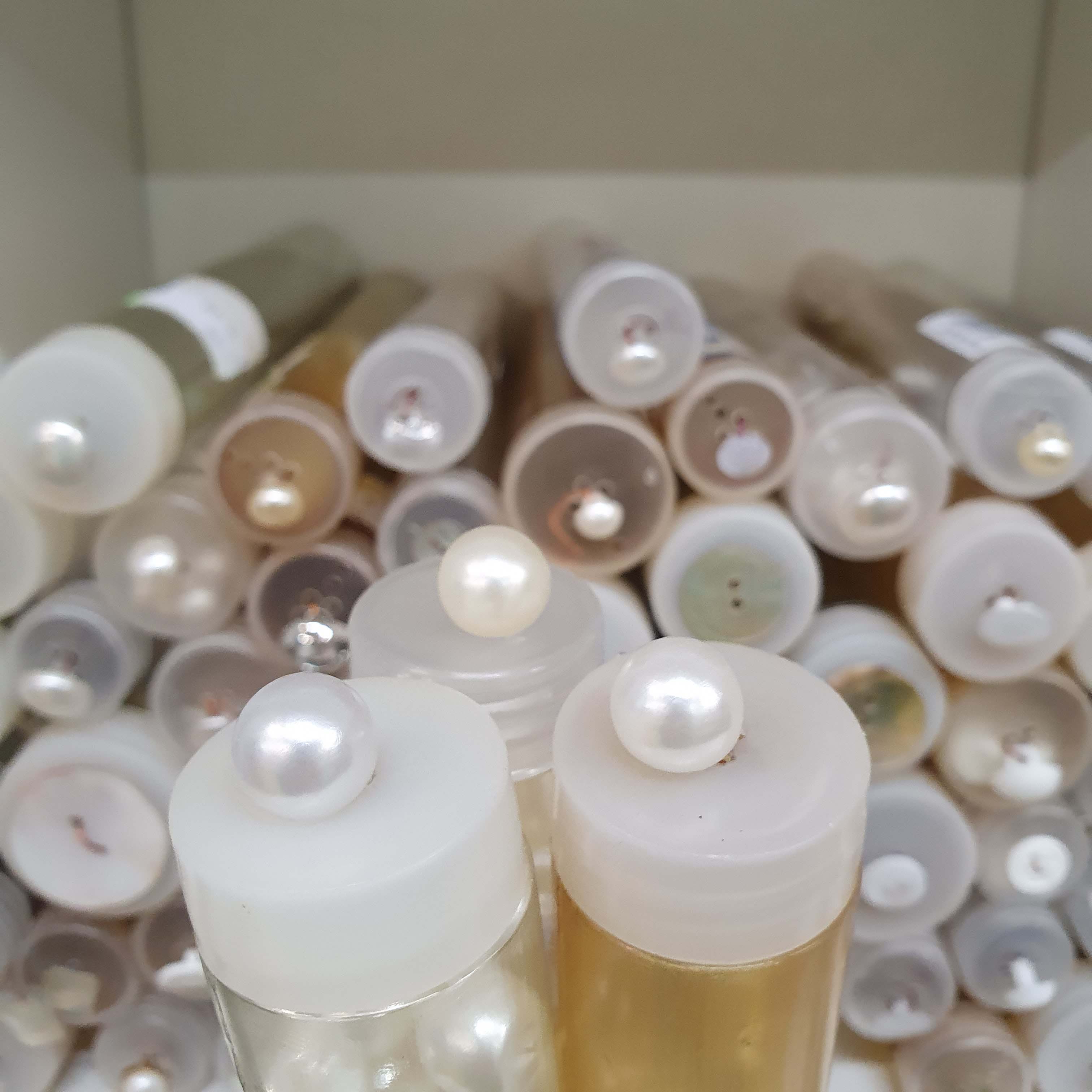 Perlička A1 - maslový perlový gombík cca 1,2cm