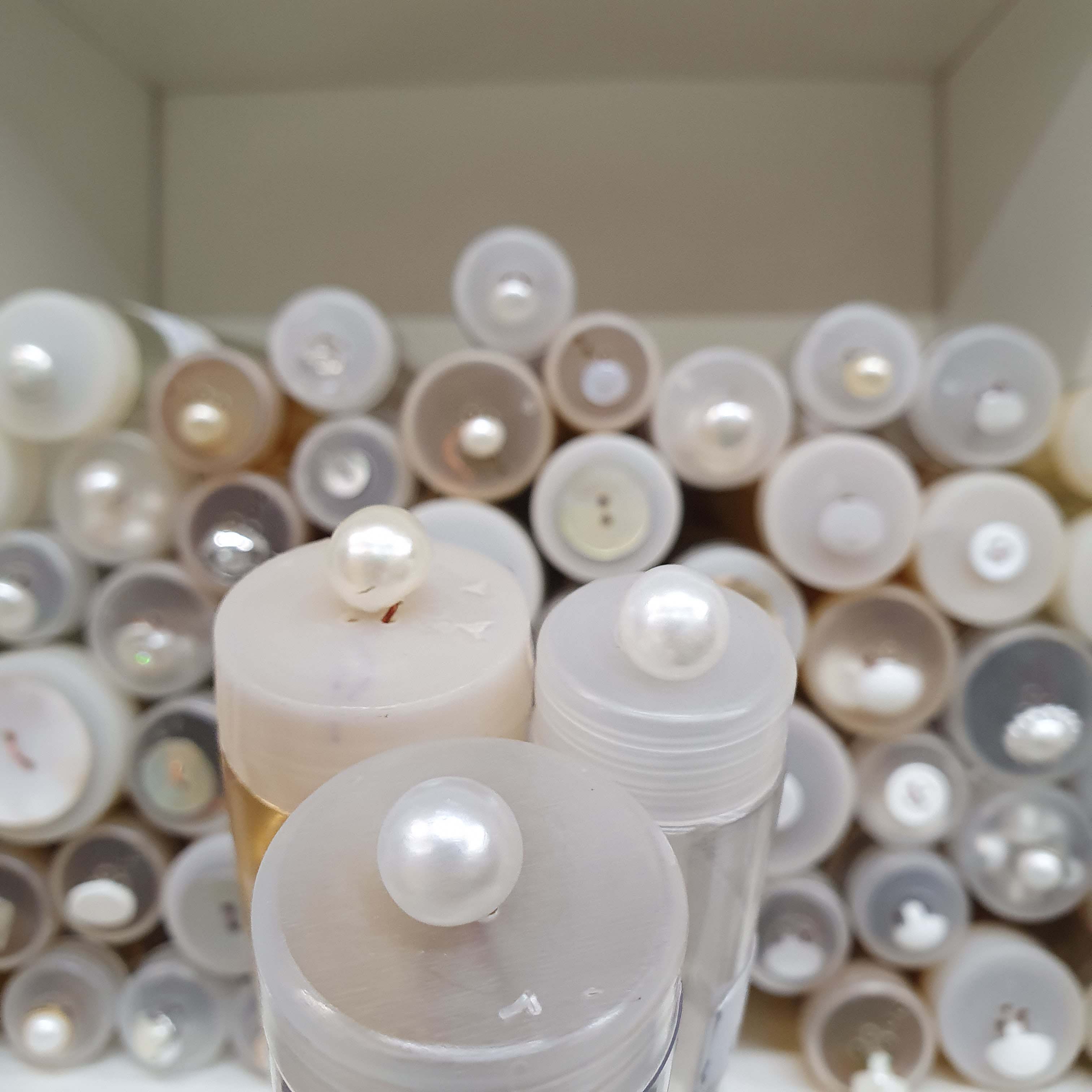 Perlička A2 - maslový perlový gombík cca 1cm