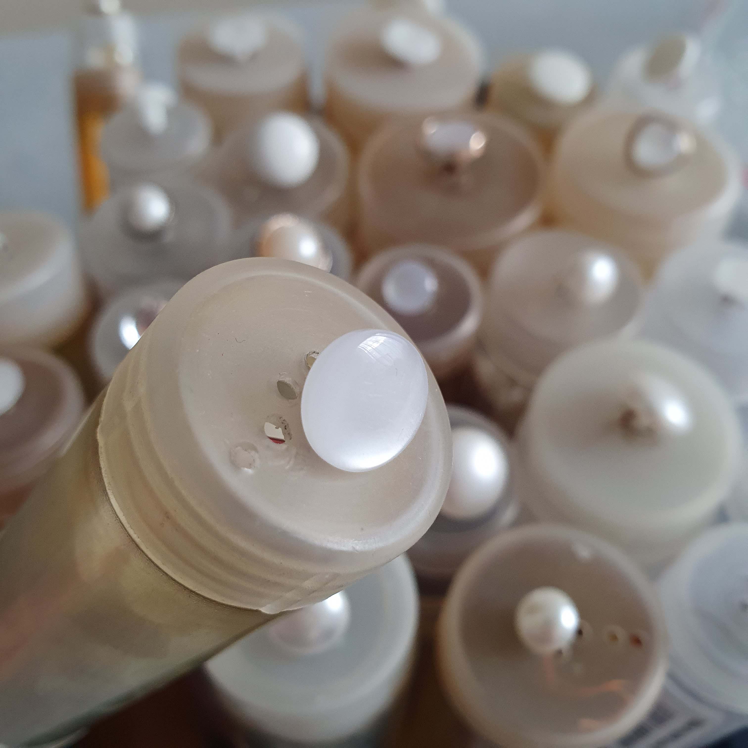 Bielo mliečny gombík E2 lesklý plochý okrúhly cca 1,1cm