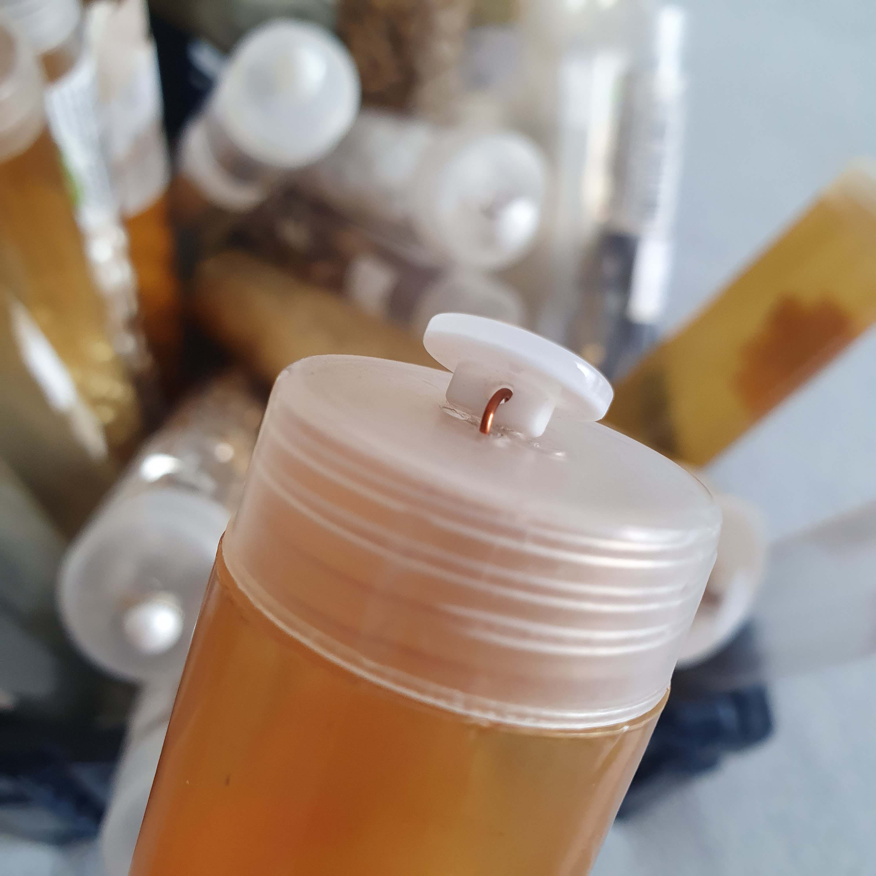 Biely gombík E6 lesklý plochý okrúhly cca 1,1cm