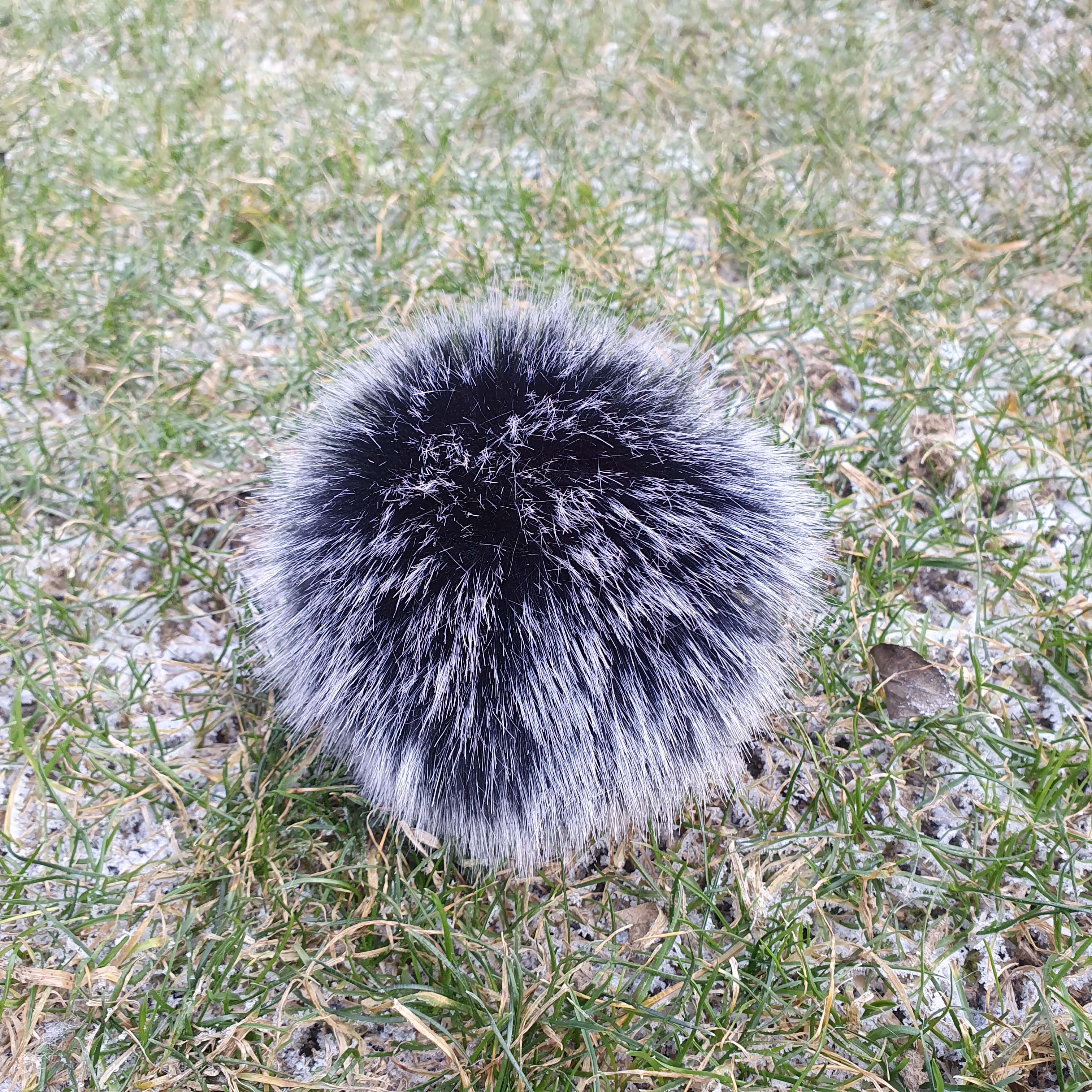 M stredný cca 12 cm čierny s bielymi koncami kožušinkový brmbolec na čiapku z umelej kožušiny