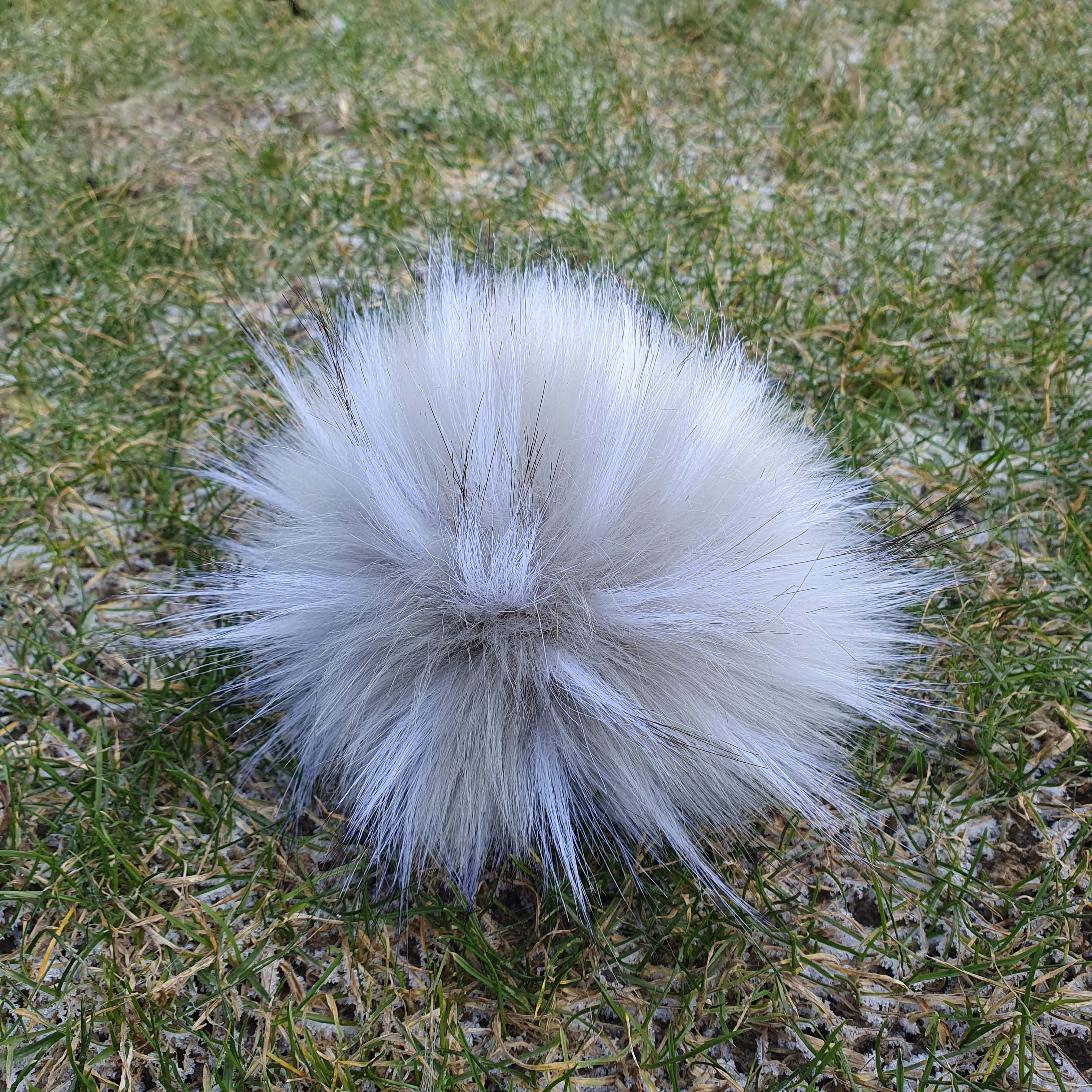 L Veľký cca 18 cm sivo bežovkový brmbolec s dlhým chlpom na čiapku z umelej kožušiny