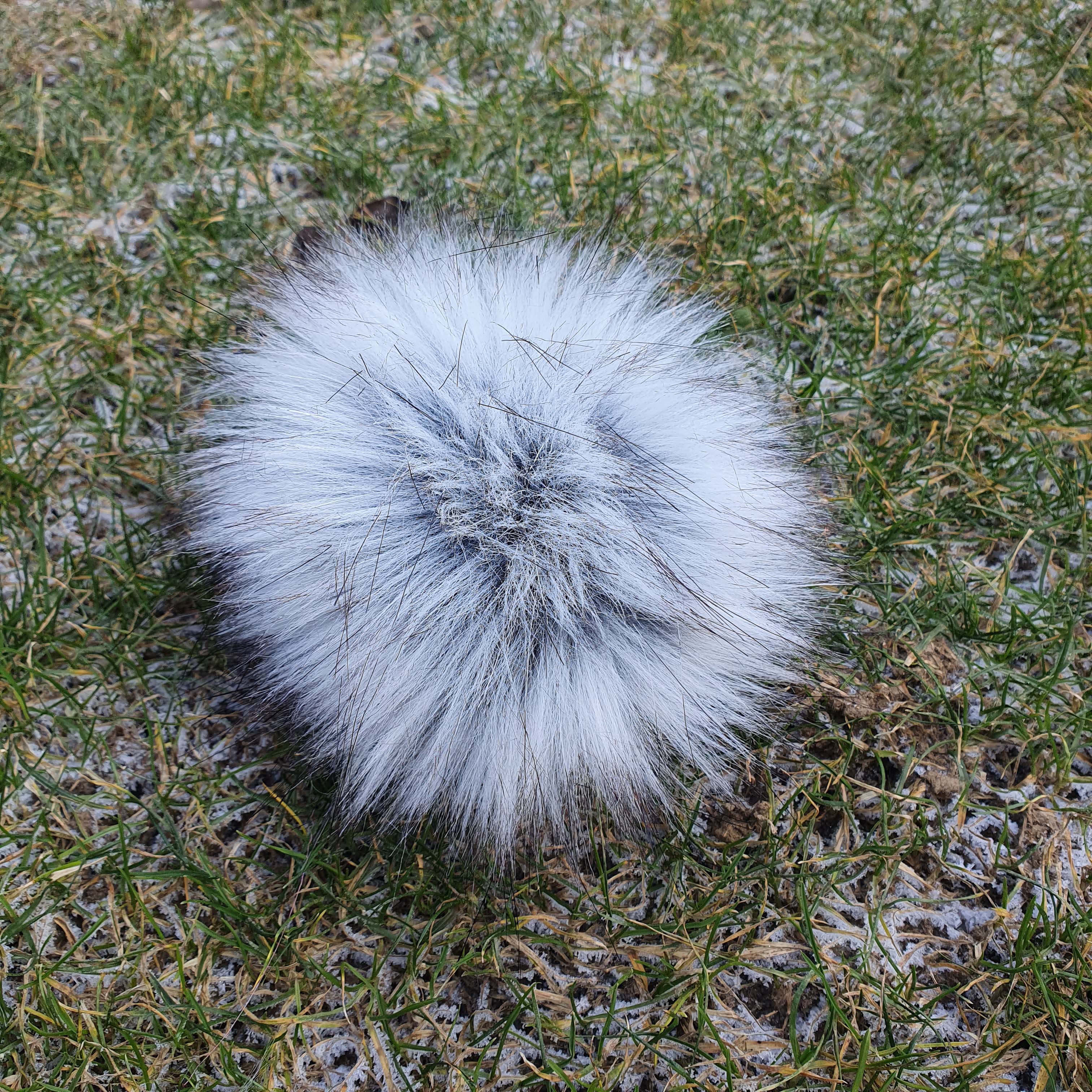 L Veľký cca 18 + cm svetlo sivý s tmavými koncami brmbolec na čiapku z umelej kožušiny