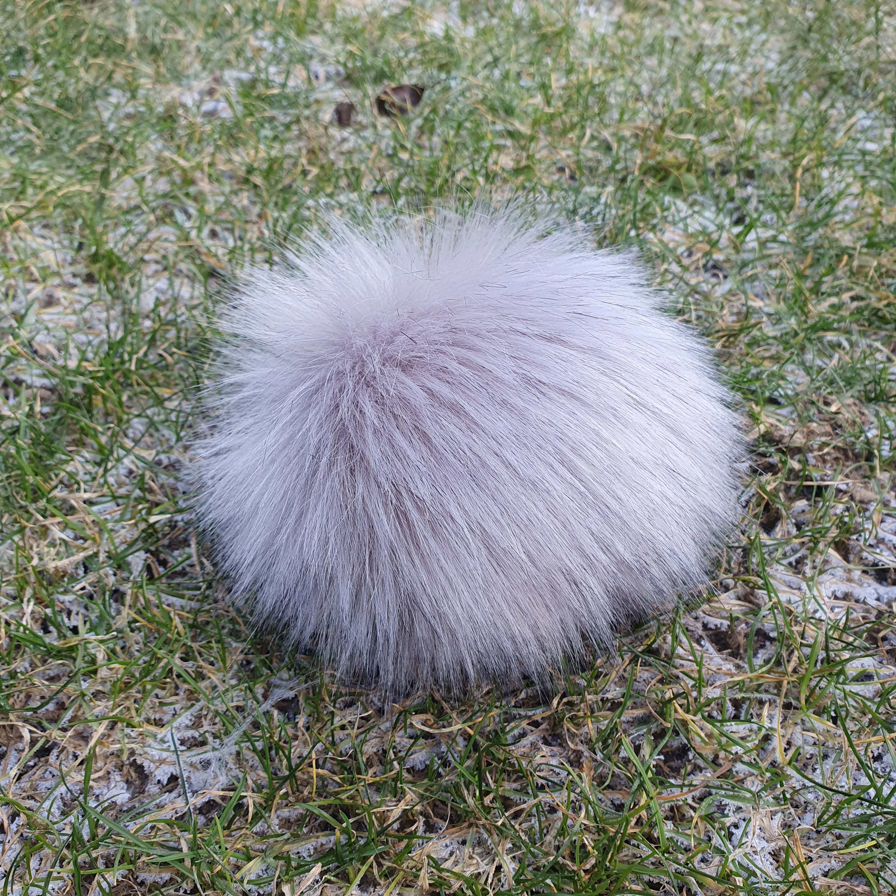 L Veľký cca 16 cm huňatý čierno sivastý brmbolec na čiapku z umelej kožušiny