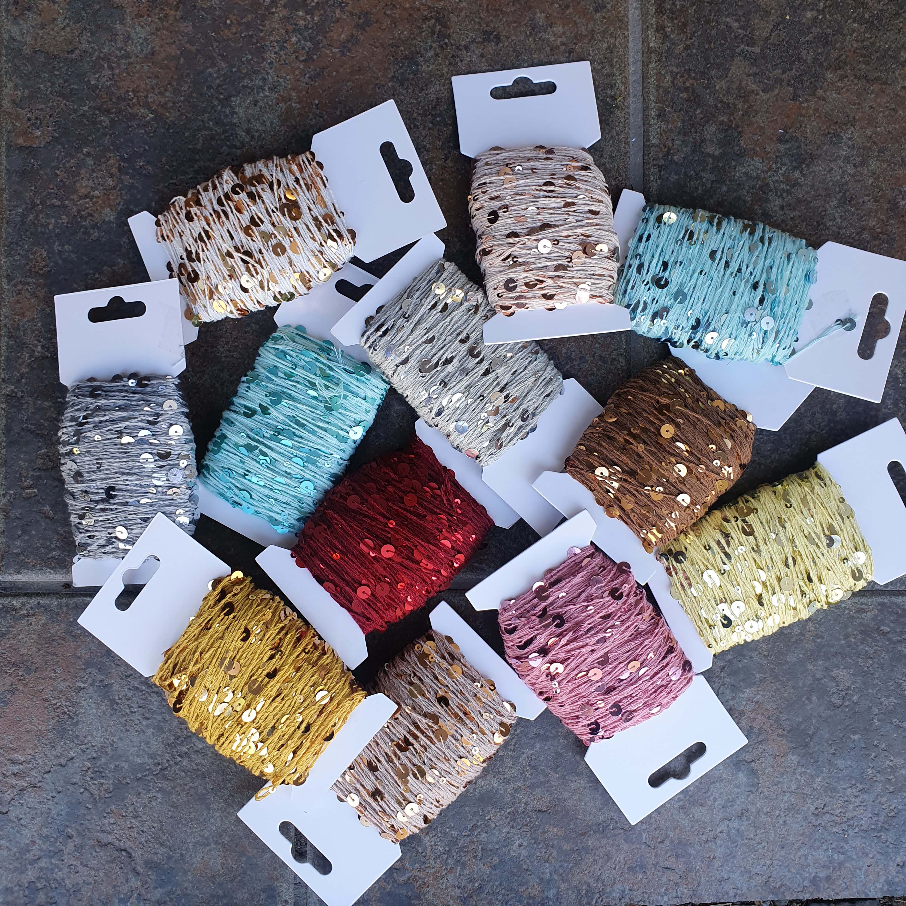 Paillettes / Payletka #1 - Maslová nitka so zlatými flitrami