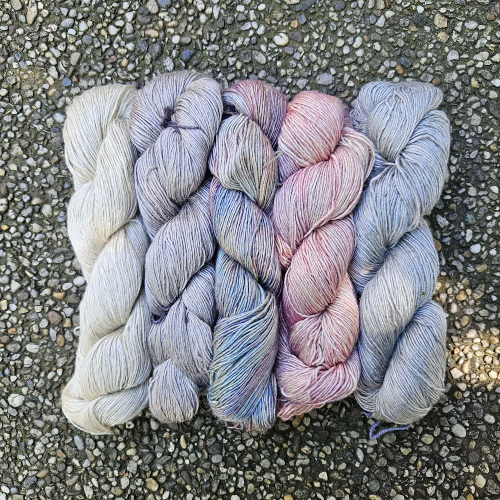 Susurro - 131 Sand Bank - tmavo piesková priadza z morušového hodvábu, ľanu a merina