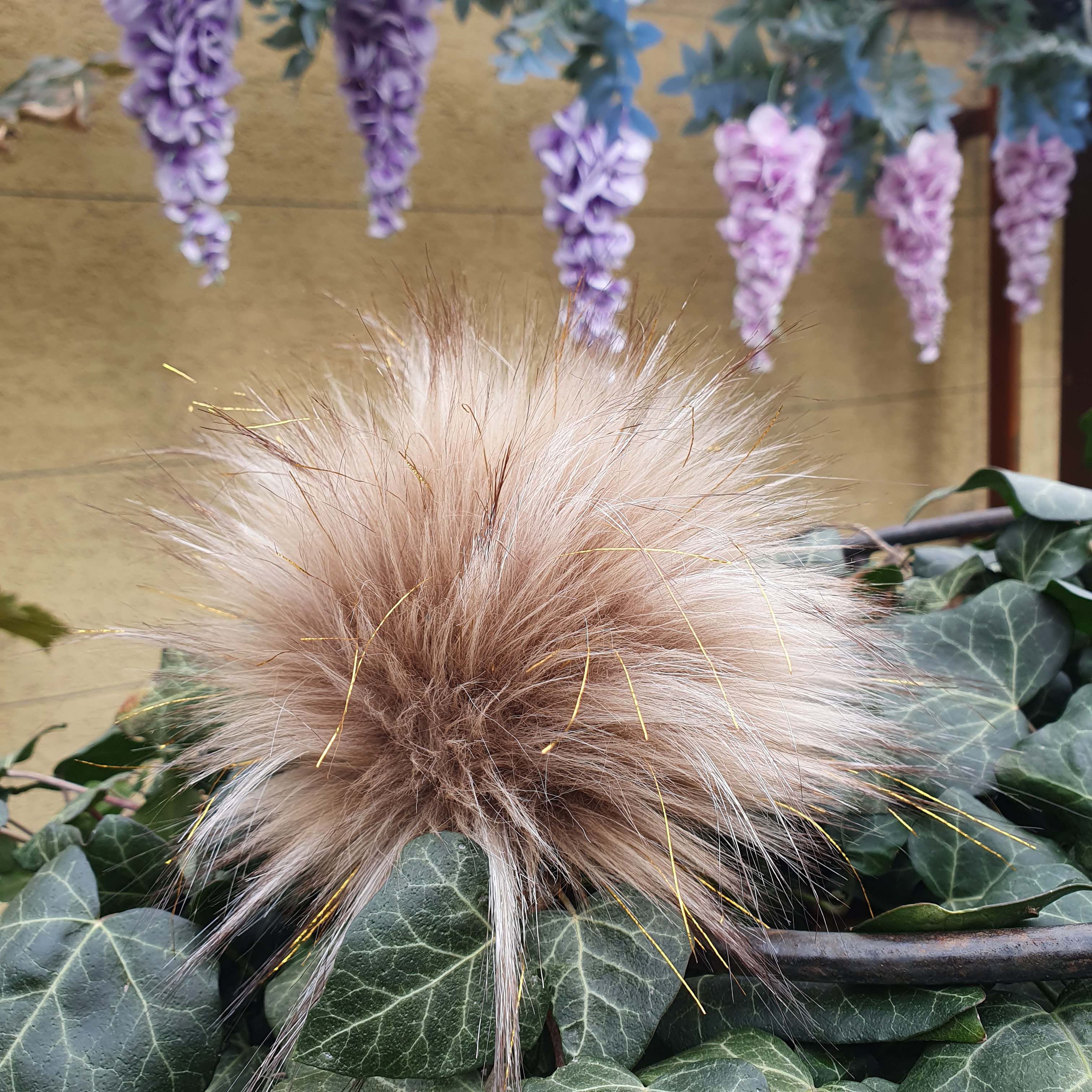 L veľký cca 18 cm bežový so zlatým brmbolec na čiapku z umelej kožušiny